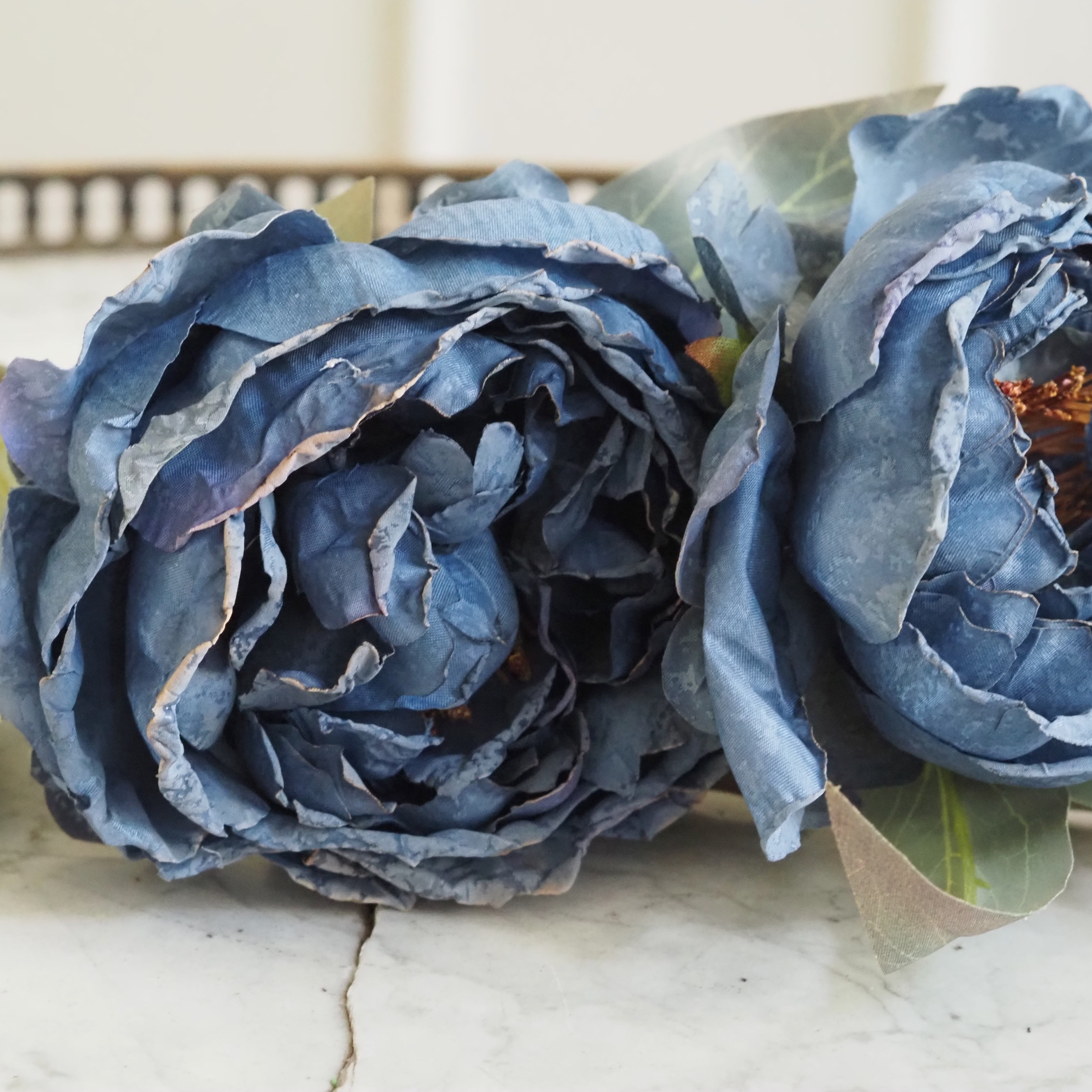 Dekozweig mit blauen Blüten · florales Objekt im Vintage-Stil