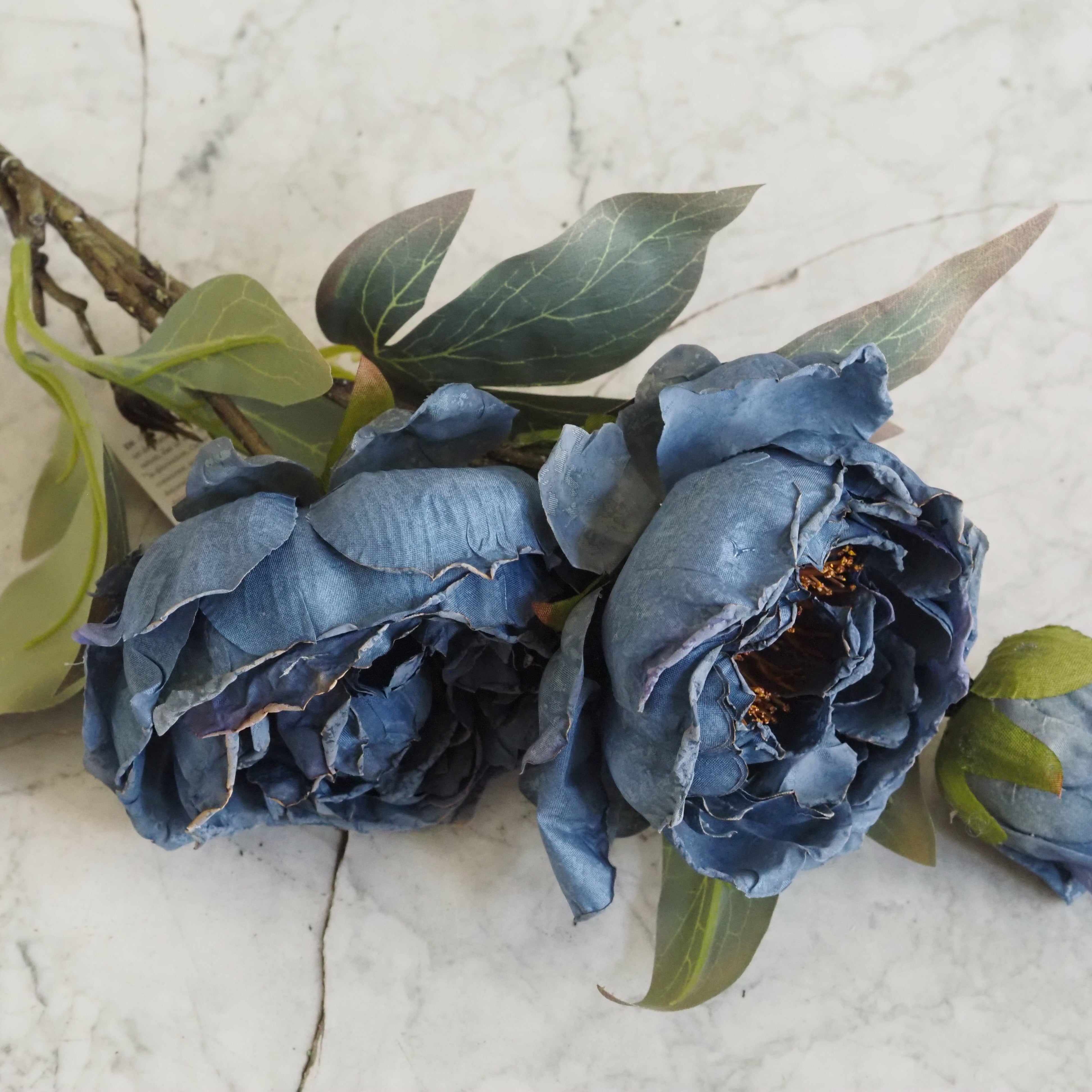 Dekozweig mit blauen Blüten · florales Objekt im Vintage-Stil