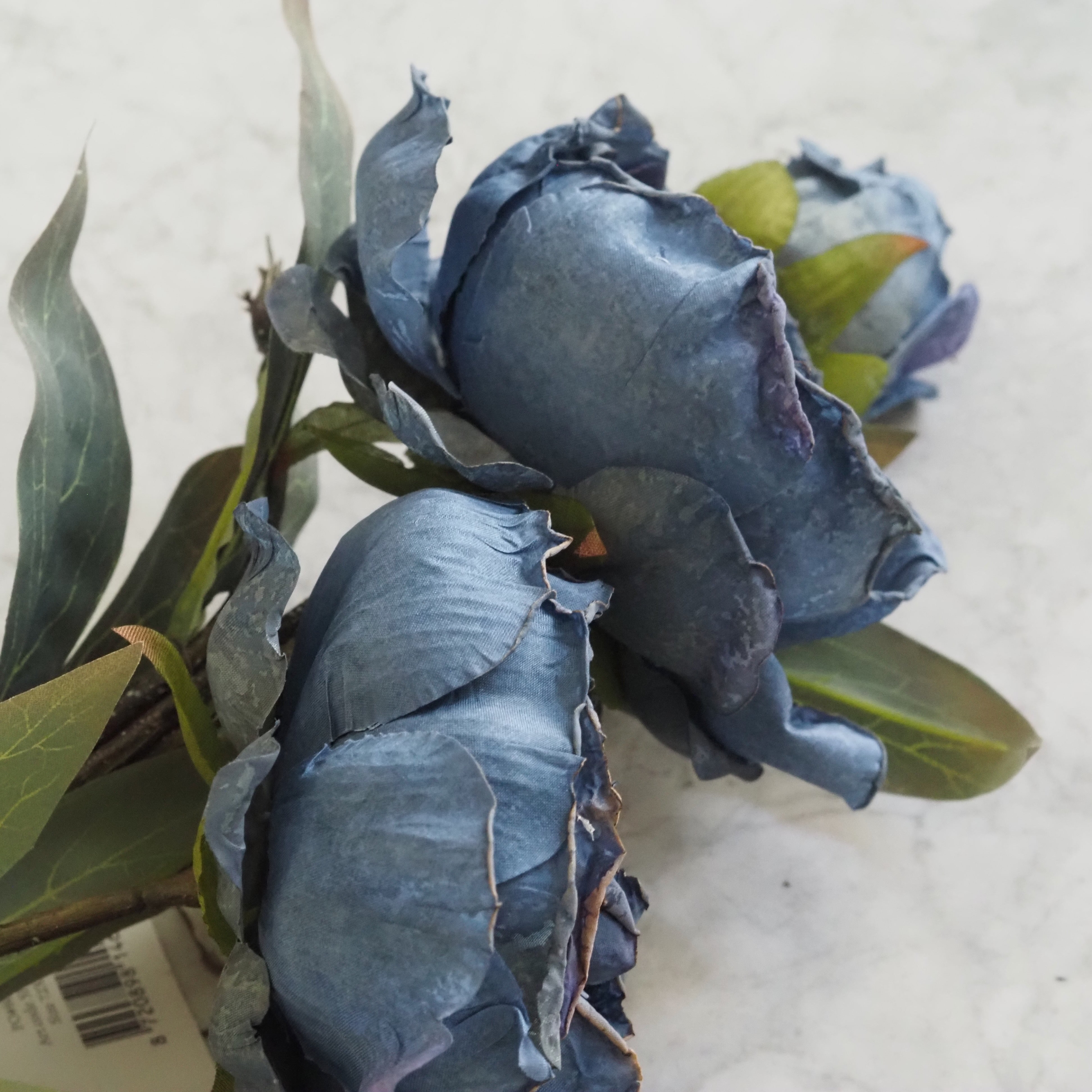 Dekozweig mit blauen Blüten · florales Objekt im Vintage-Stil