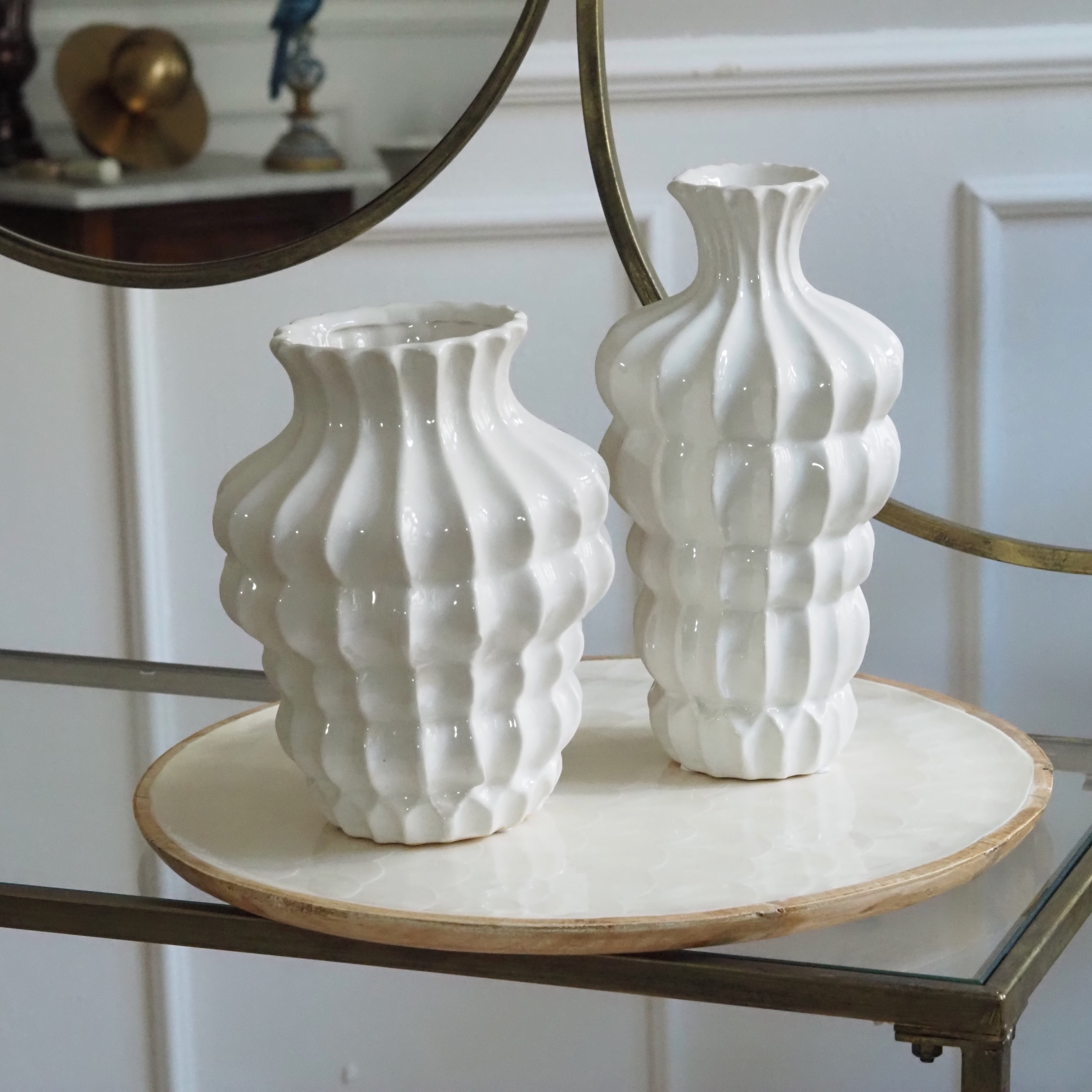 Vase Weiß · Keramikvase mit gewelltem Relief [HOCH / BREIT]