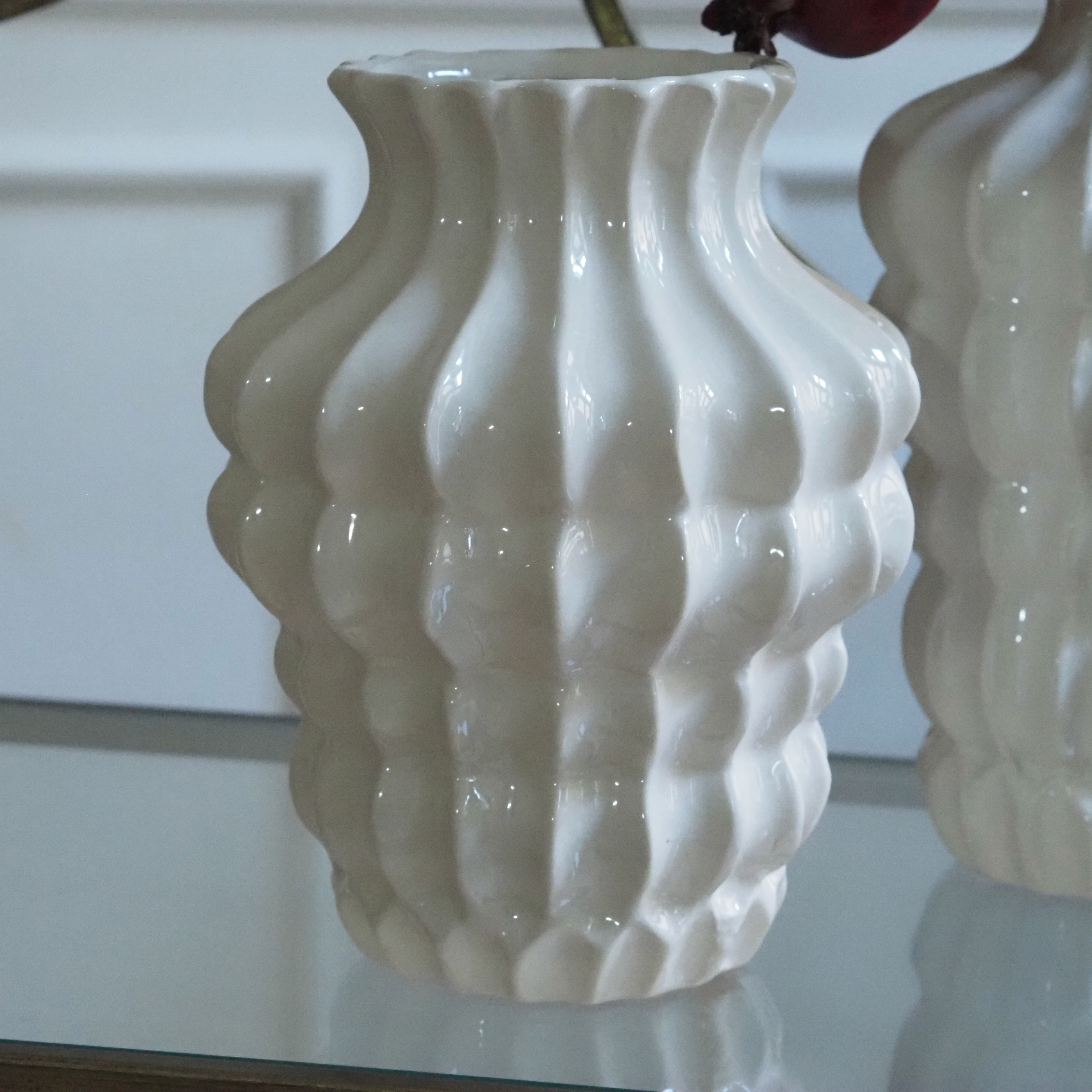 Vase Weiß · Keramikvase mit gewelltem Relief [HOCH / BREIT]