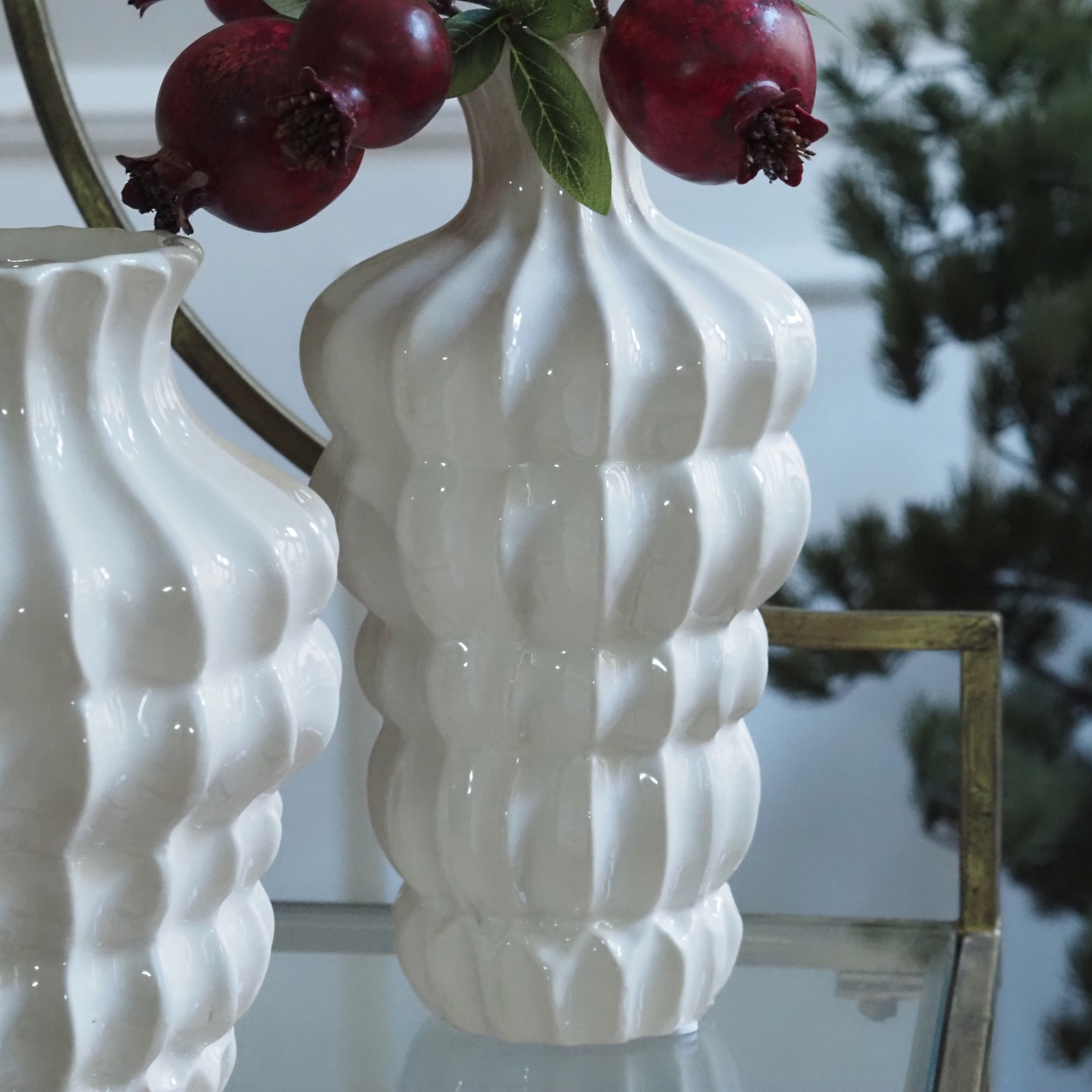 Vase Weiß · Keramikvase mit gewelltem Relief [HOCH / BREIT]