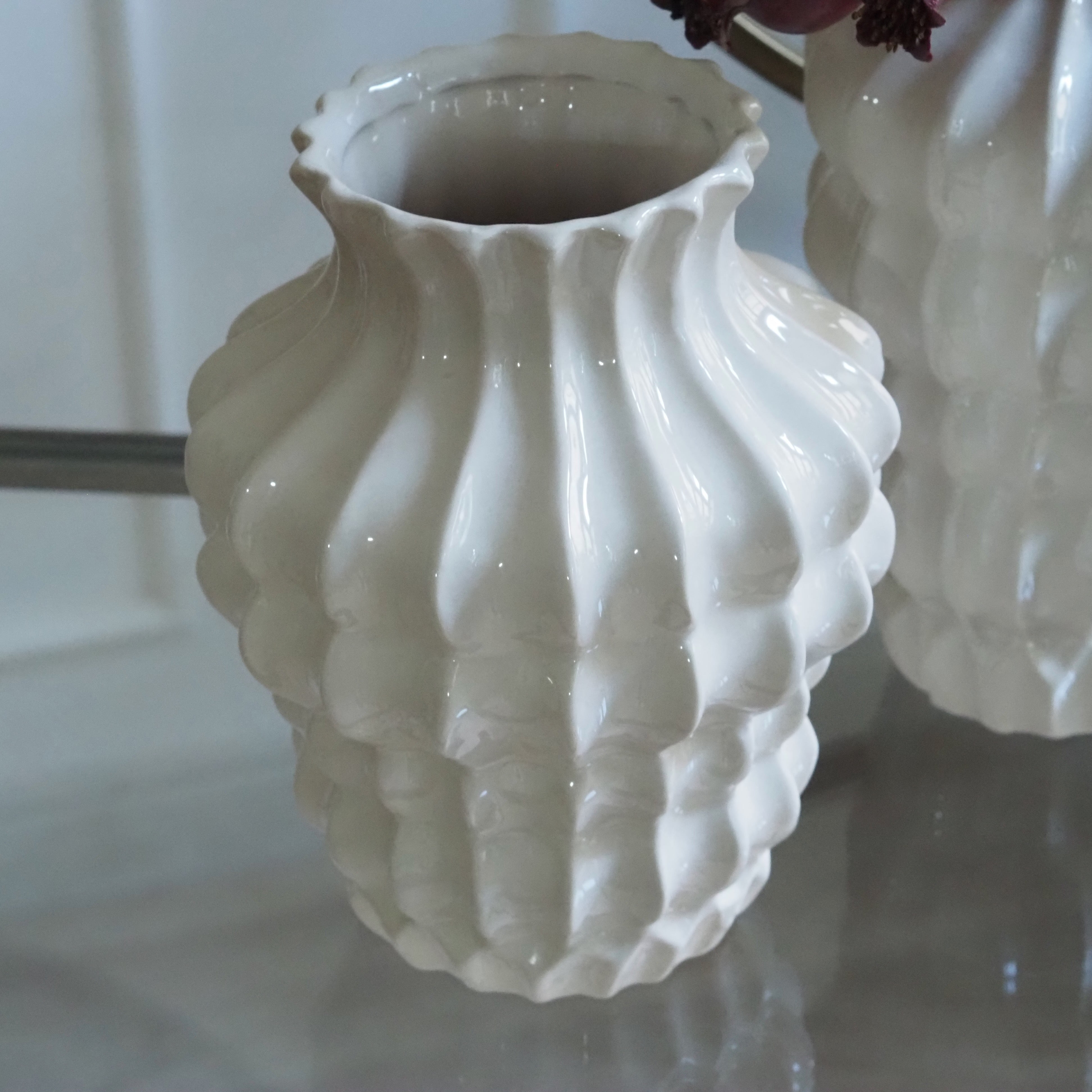 Vase Weiß · Keramikvase mit gewelltem Relief [HOCH / BREIT]