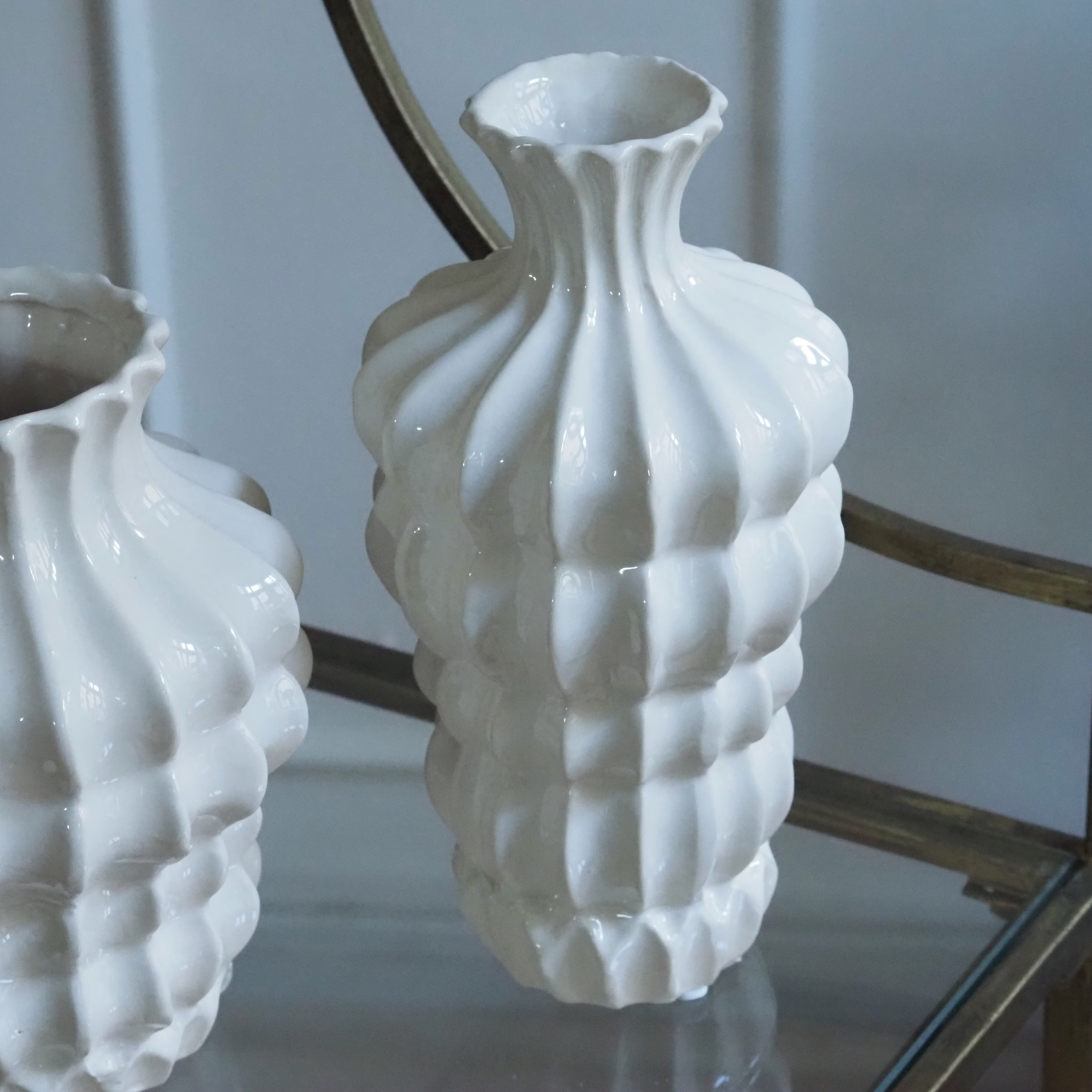 Vase Weiß · Keramikvase mit gewelltem Relief [HOCH / BREIT]