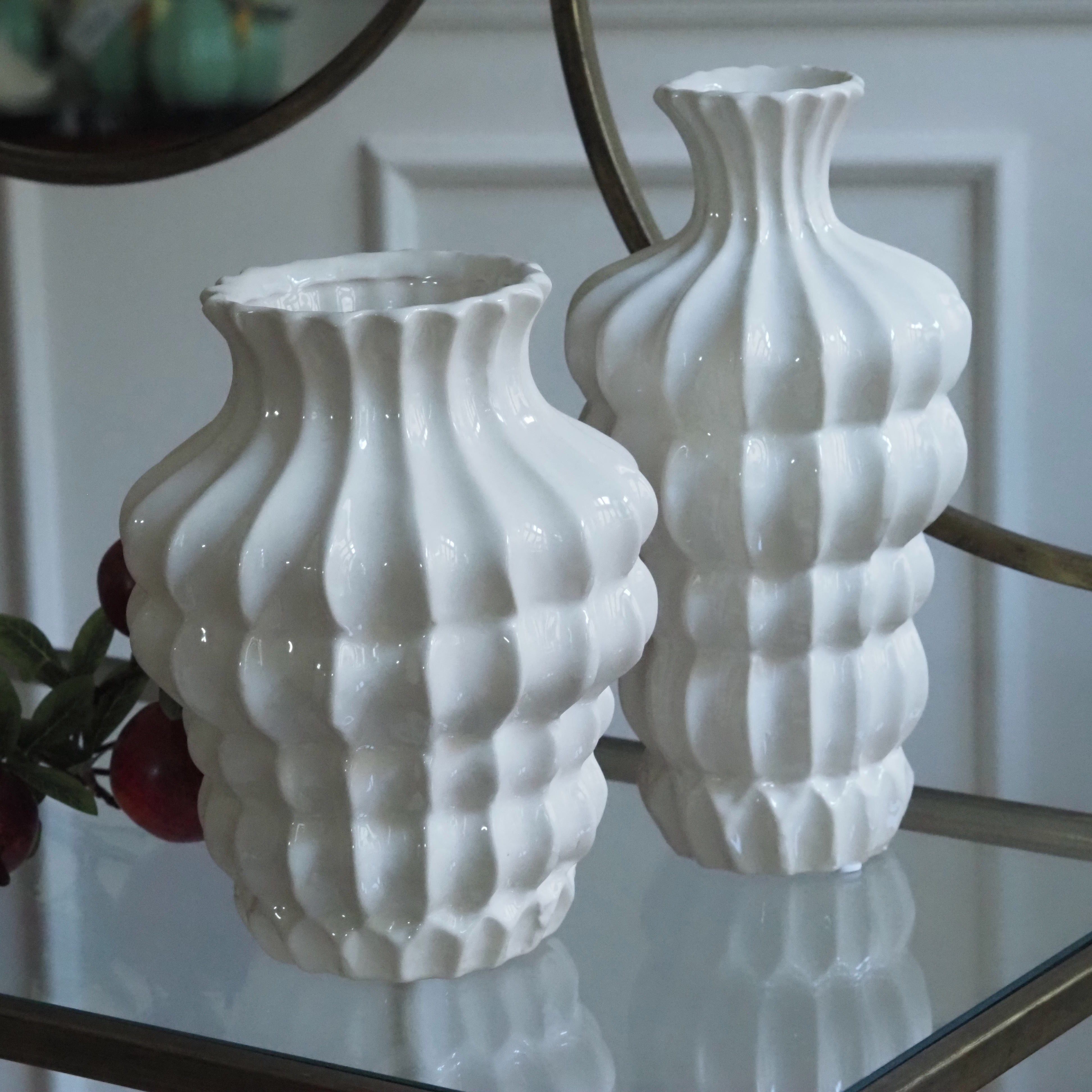 Vase Weiß · Keramikvase mit gewelltem Relief [HOCH / BREIT]