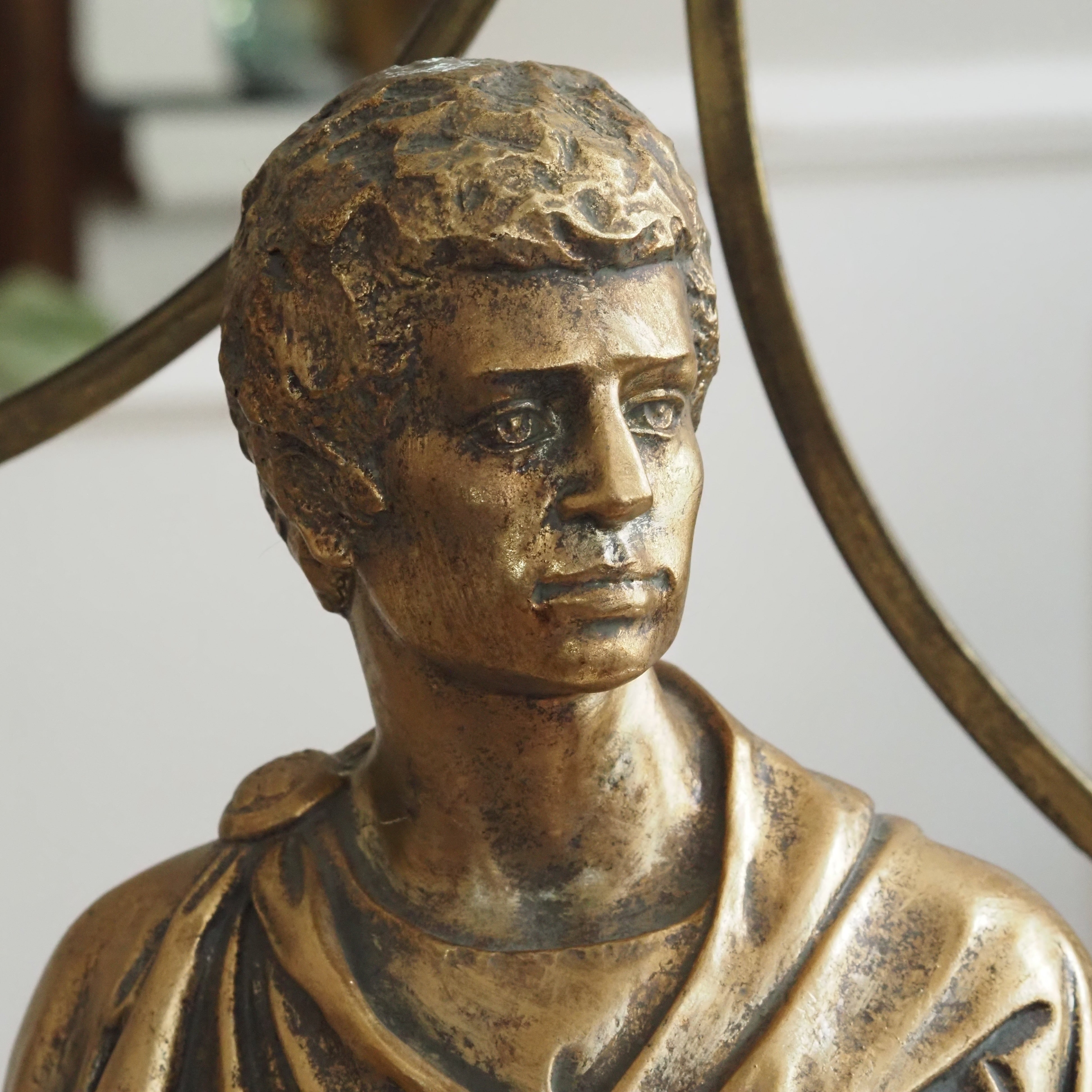 Büste Jüngling · Antikisierende Figur in Goldbronze-Optik auf dunklem Sockel