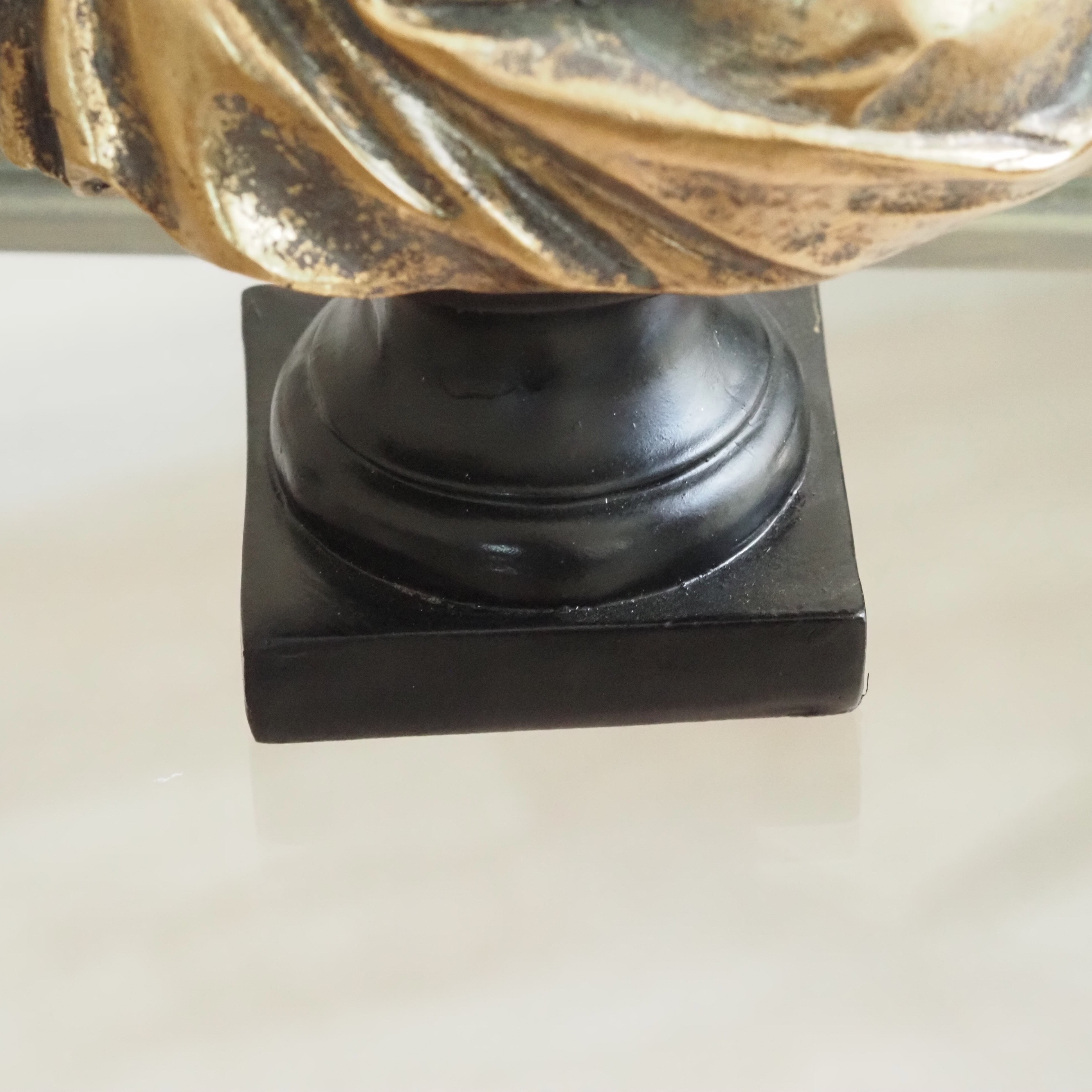 Büste Jüngling · Antikisierende Figur in Goldbronze-Optik auf dunklem Sockel