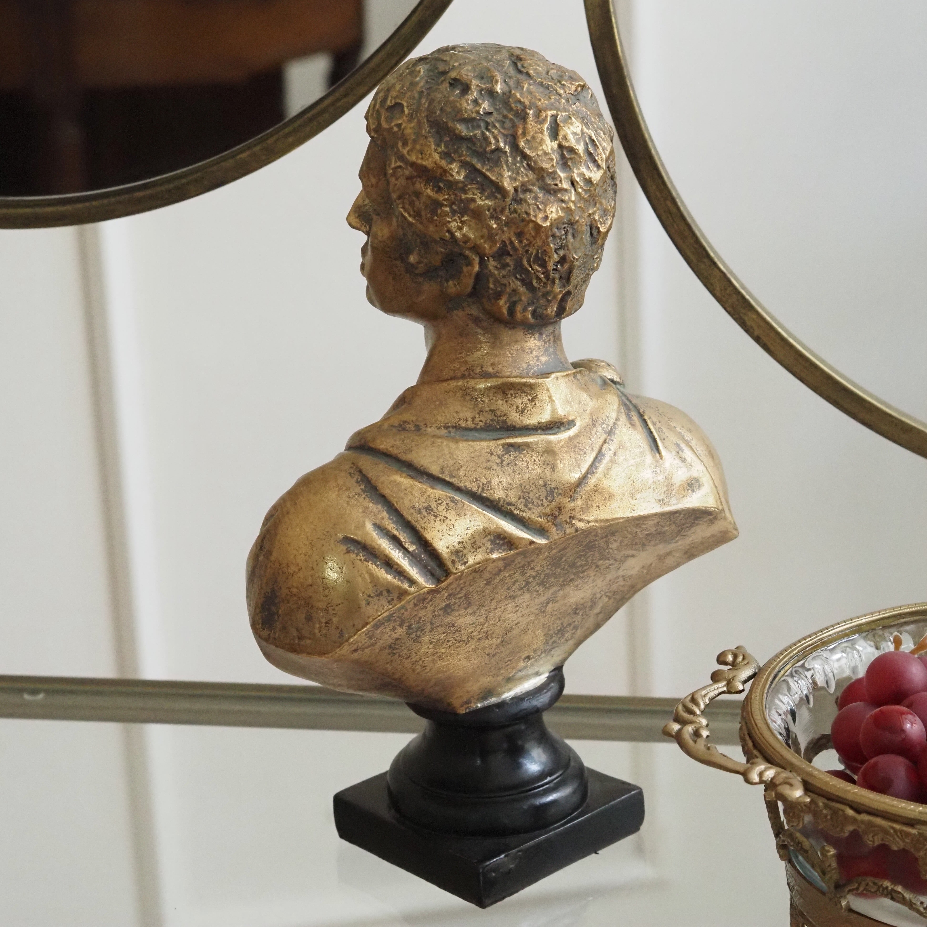 Büste Jüngling · Antikisierende Figur in Goldbronze-Optik auf dunklem Sockel