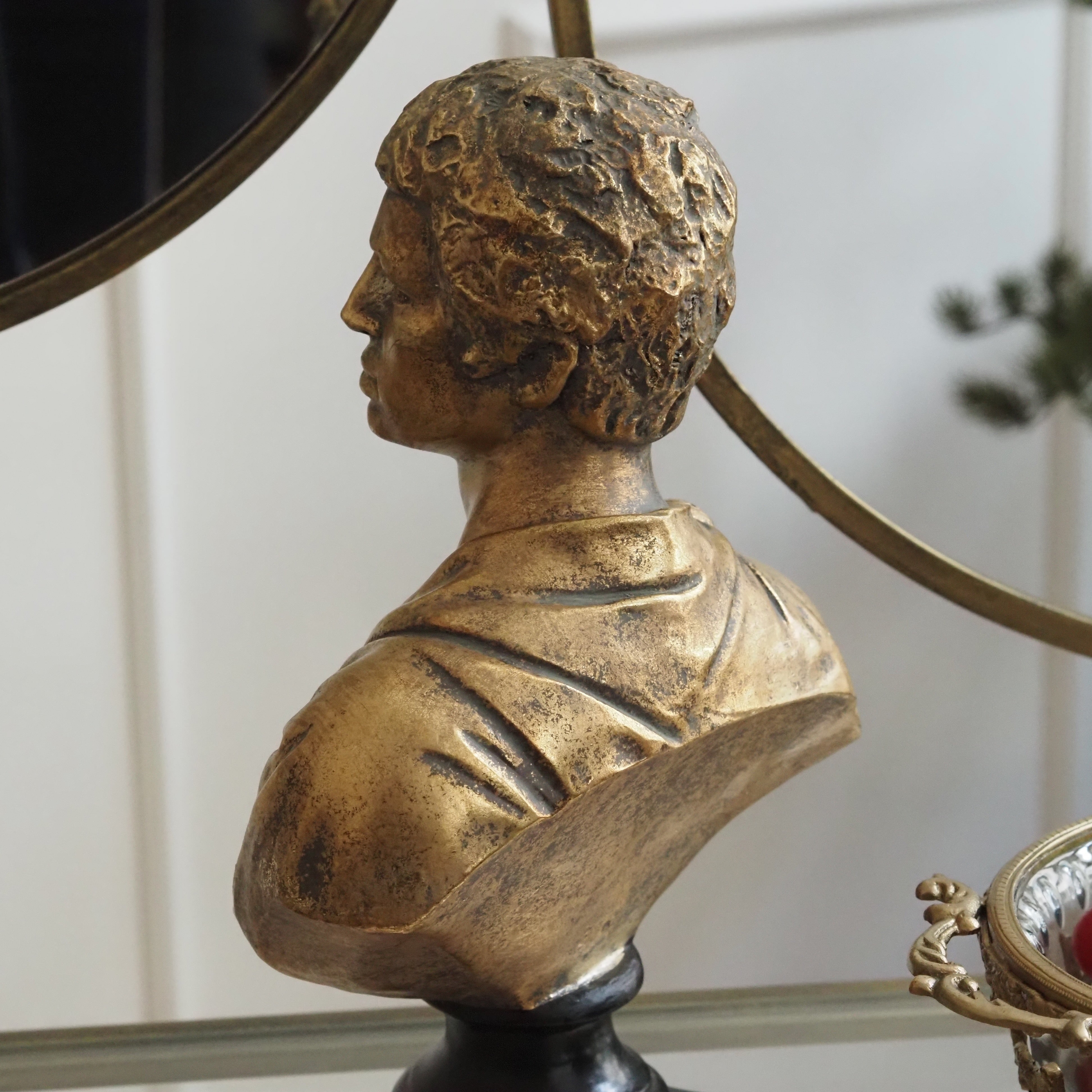 Büste Jüngling · Antikisierende Figur in Goldbronze-Optik auf dunklem Sockel