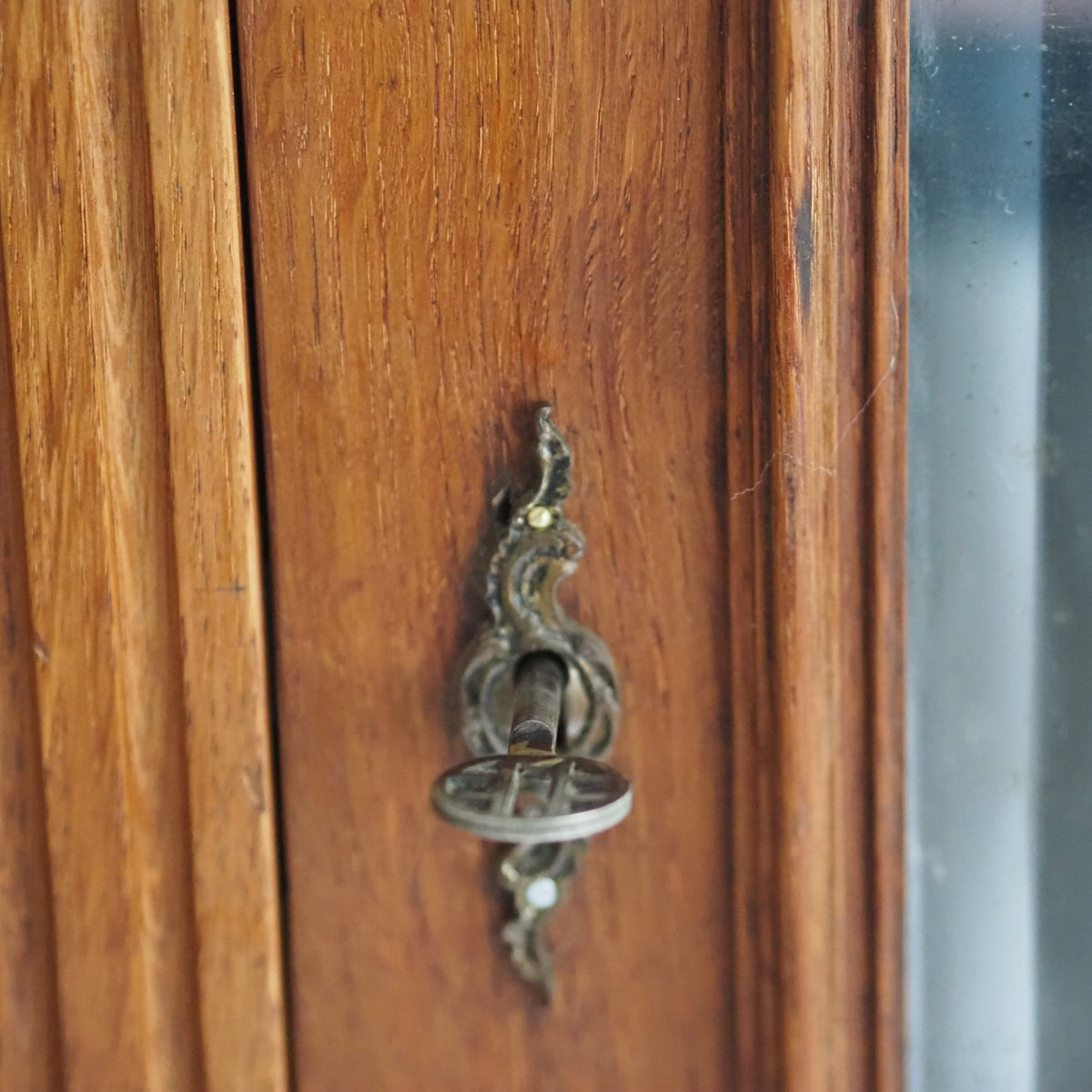 Kleiderschrank Louis-XVI-Stil mit Spiegeltür, Eiche, um 1900