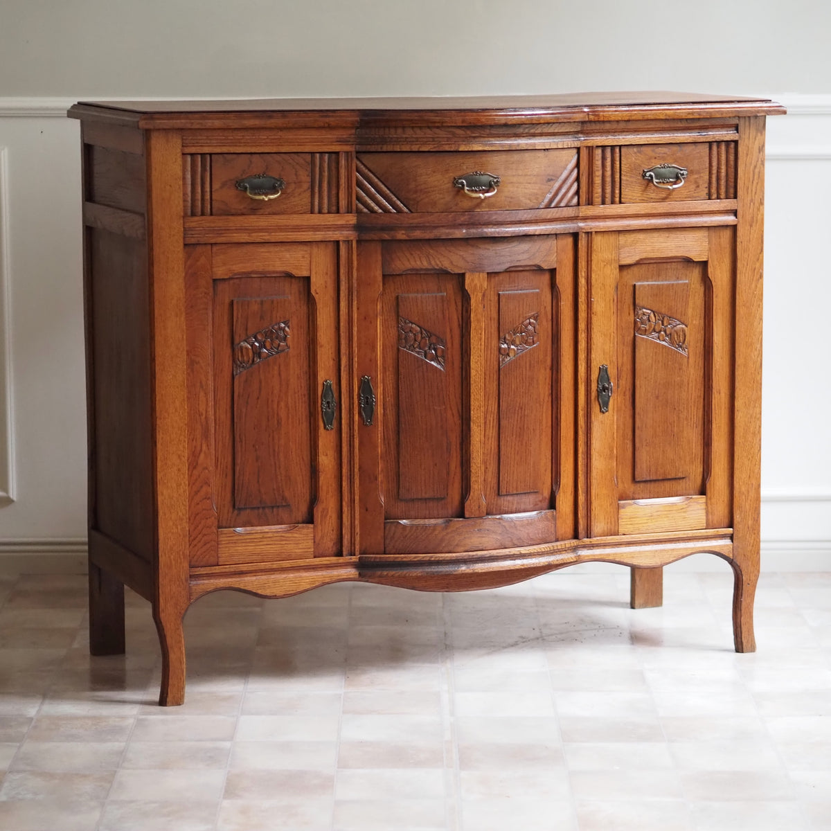 Art-Déco Sideboard Eiche um 1925 mit geschwungener Front
