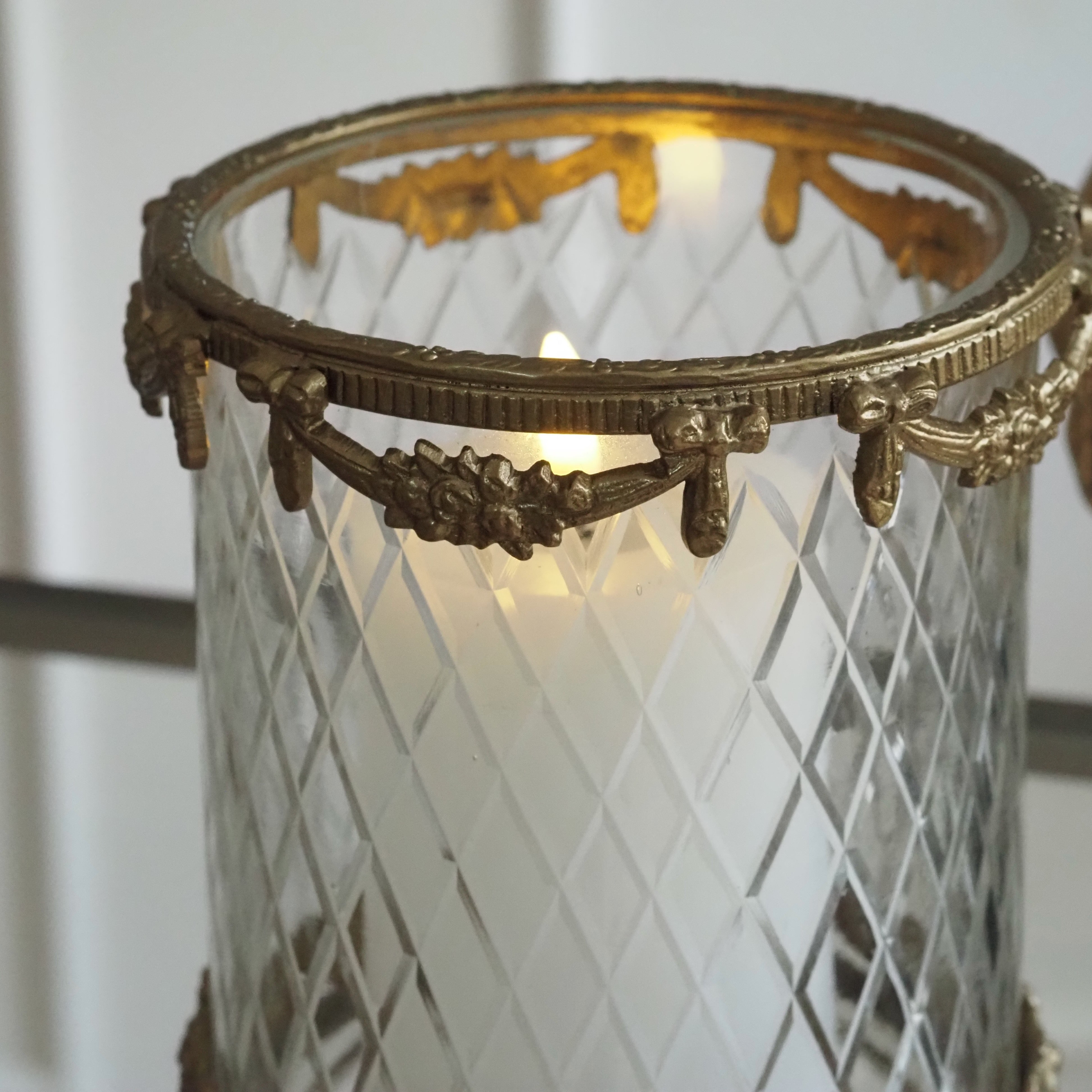 Teelichthalter Gold · Rautenschliffglas in neoklassischer Metallfassung