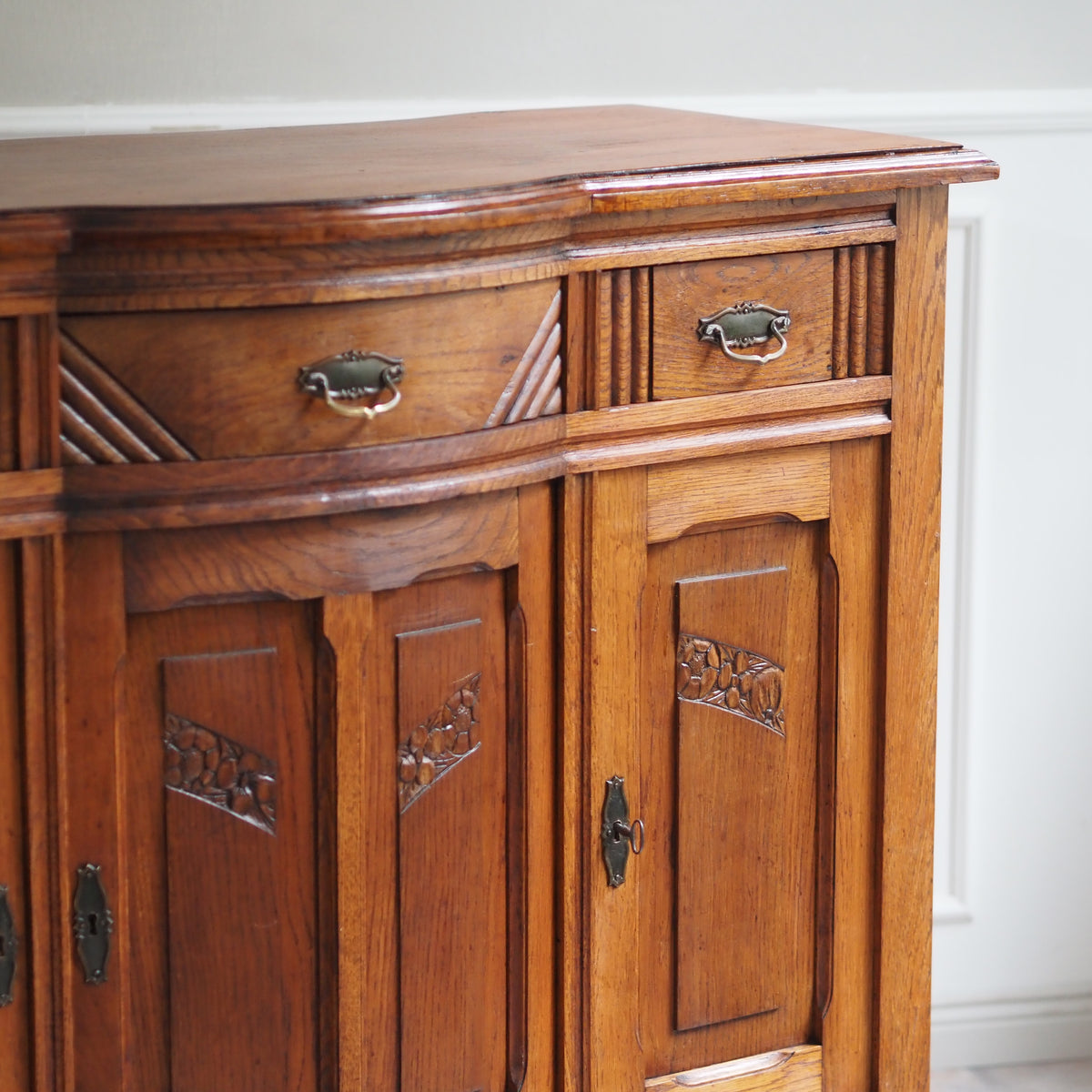 Art-Déco Sideboard Eiche um 1925 mit geschwungener Front