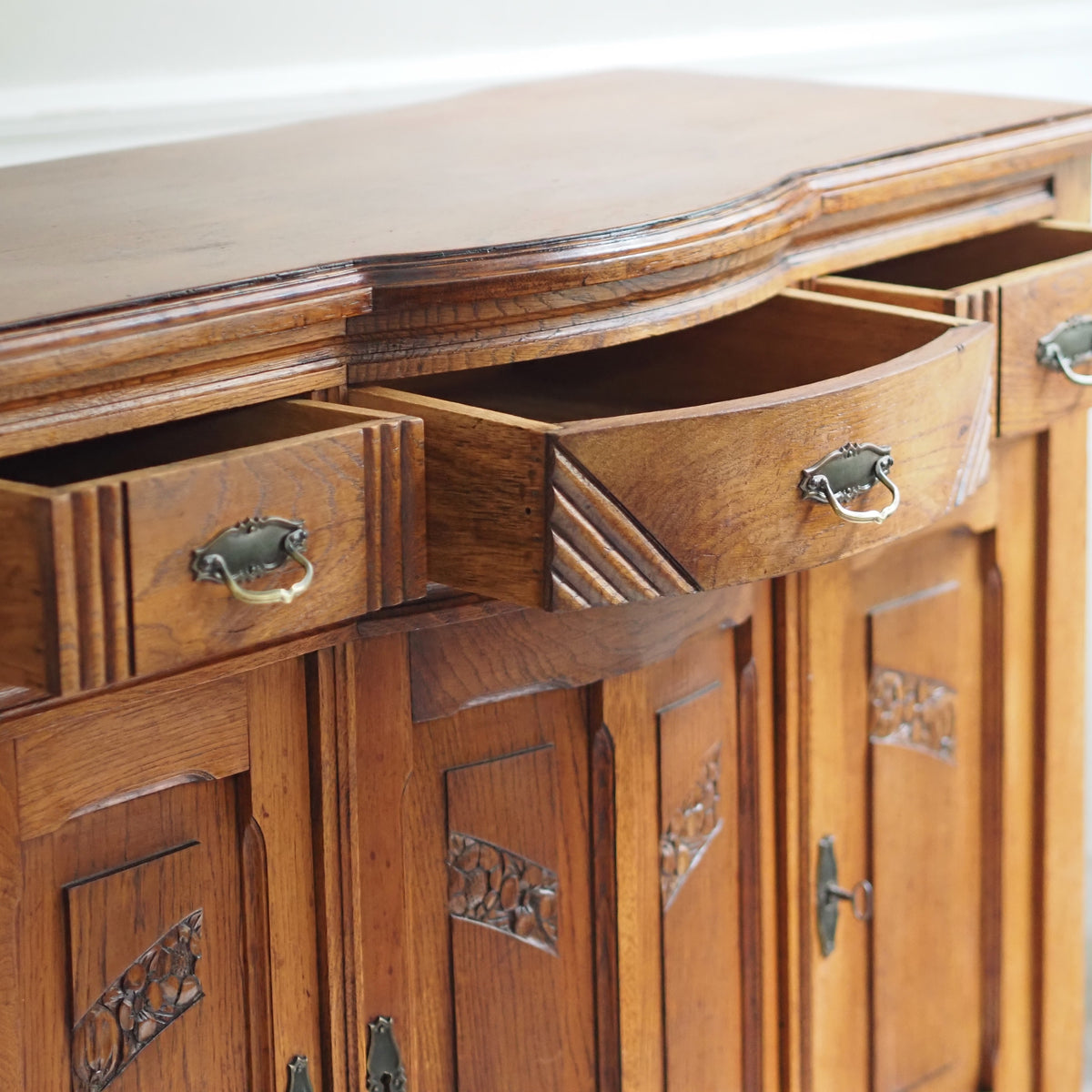 Art-Déco Sideboard Eiche um 1925 mit geschwungener Front