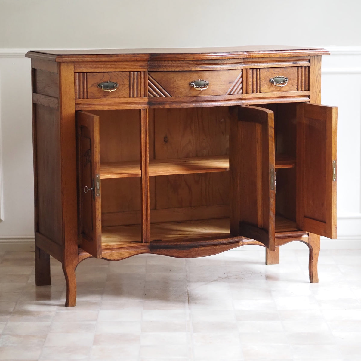 Art-Déco Sideboard Eiche um 1925 mit geschwungener Front
