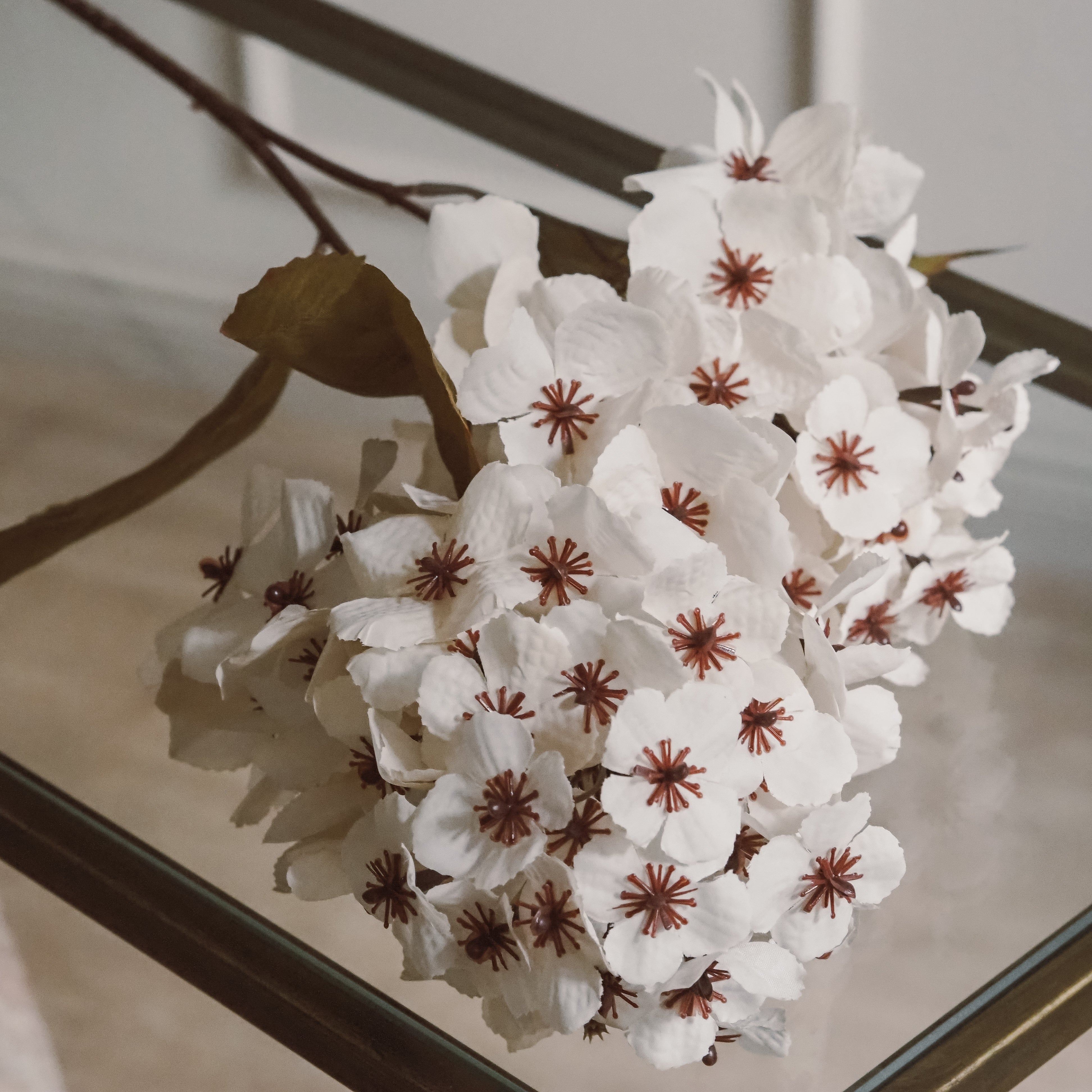 Deko-Zweig Weiß · Dichte Kirschblüten aus Textil mit rostroten Staubgefäßen