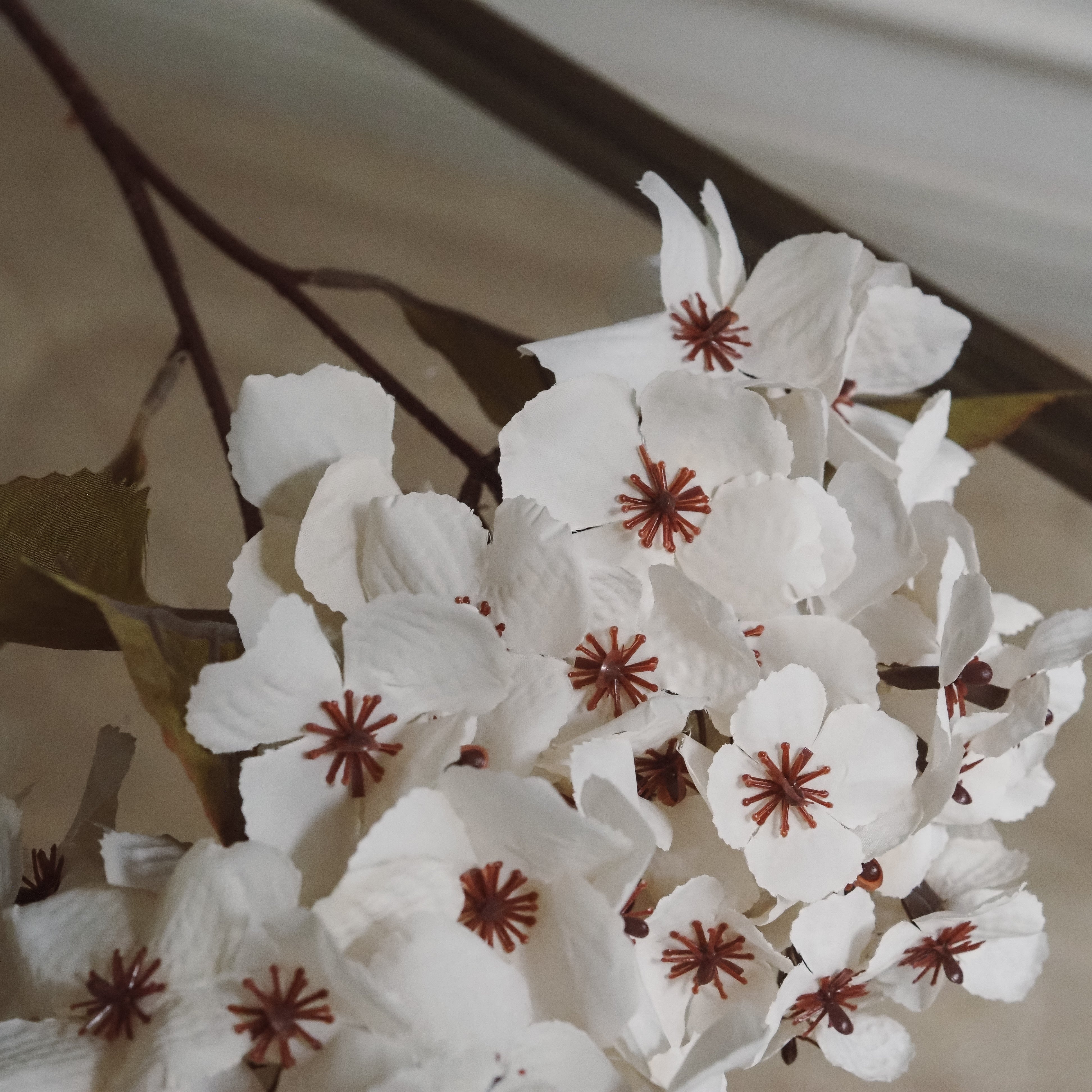 Deko-Zweig Weiß · Dichte Kirschblüten aus Textil mit rostroten Staubgefäßen