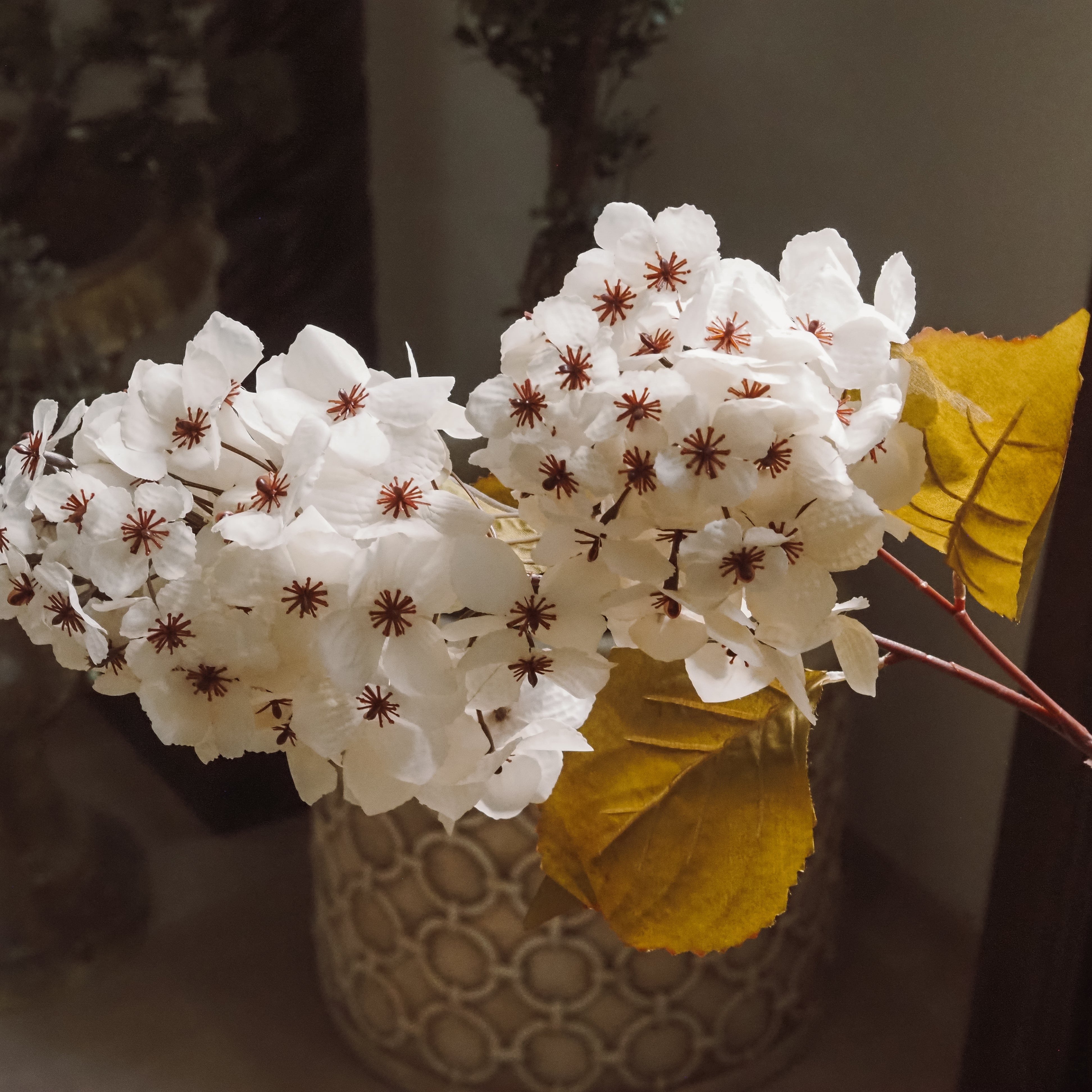 Deko-Zweig Weiß · Dichte Kirschblüten aus Textil mit rostroten Staubgefäßen