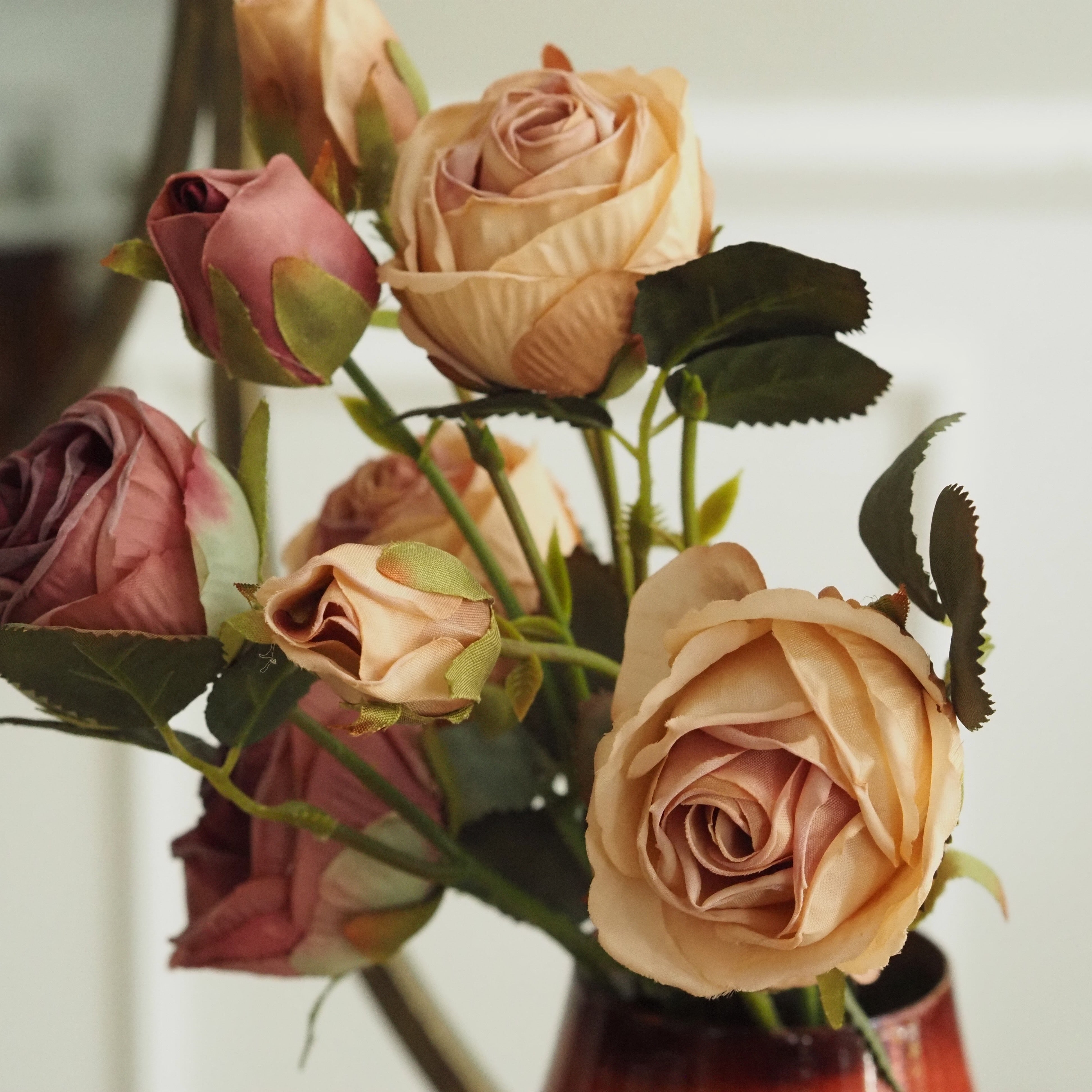 Deko-Zweig Rose [Rosa / Dunkelrosa] · Zweig mit Blüten und Knospen in Vintage-Anmutung, 41 cm