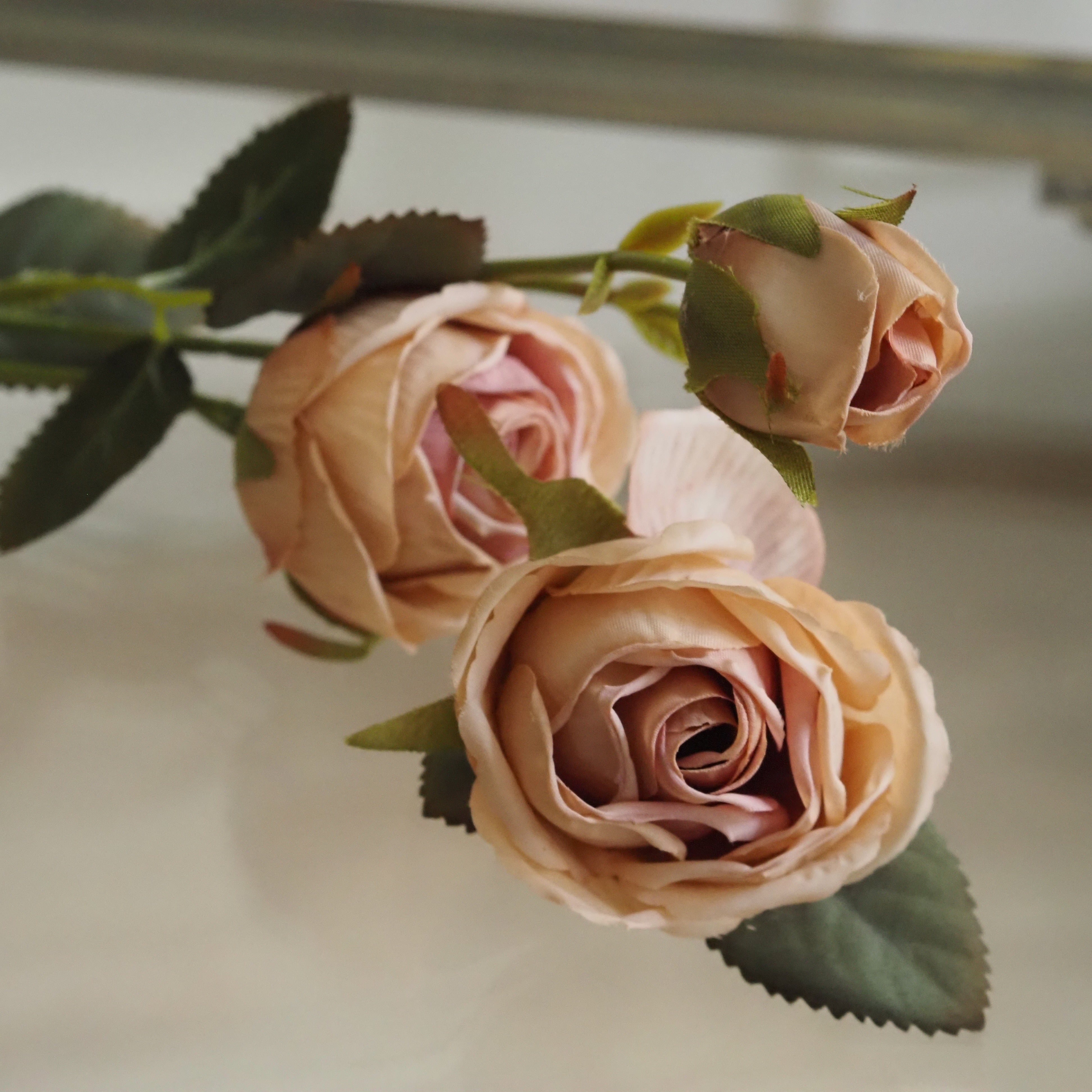 Deko-Zweig Rose [Rosa / Dunkelrosa] · Zweig mit Blüten und Knospen in Vintage-Anmutung, 41 cm