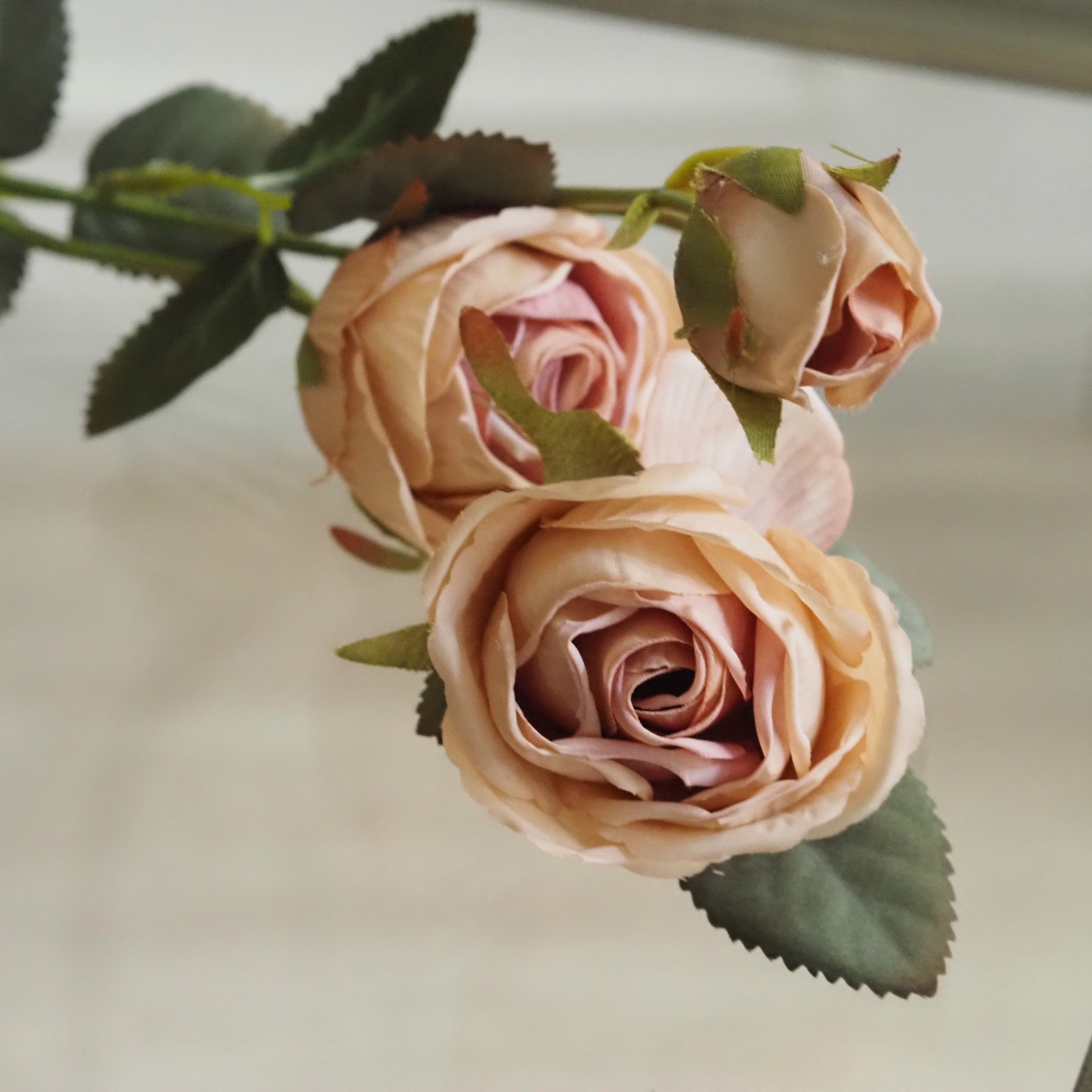 Deko-Zweig Rose [Rosa / Dunkelrosa] · Zweig mit Blüten und Knospen in Vintage-Anmutung, 41 cm