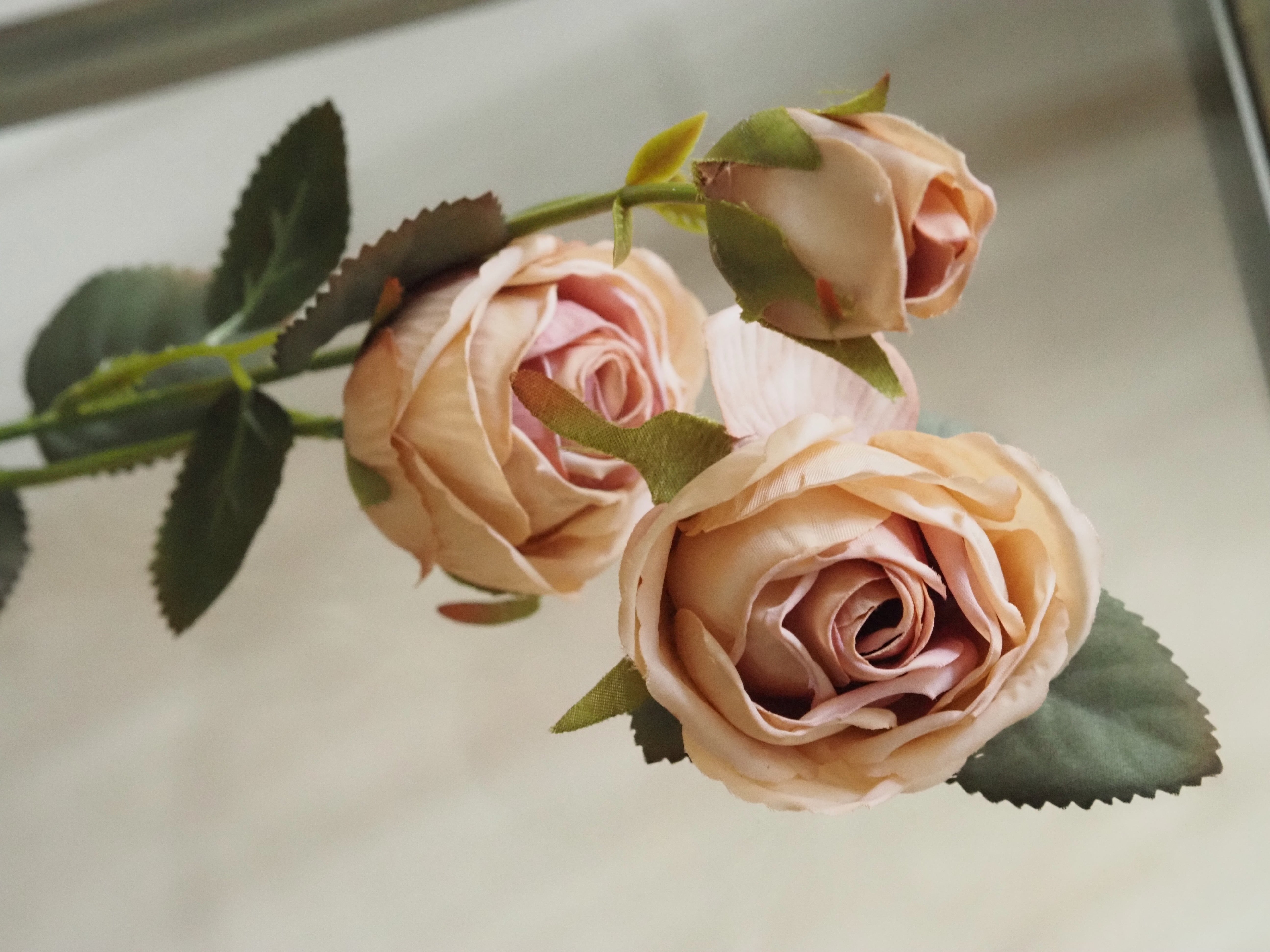 Deko-Zweig Rose [Rosa / Dunkelrosa] · Zweig mit Blüten und Knospen in Vintage-Anmutung, 41 cm