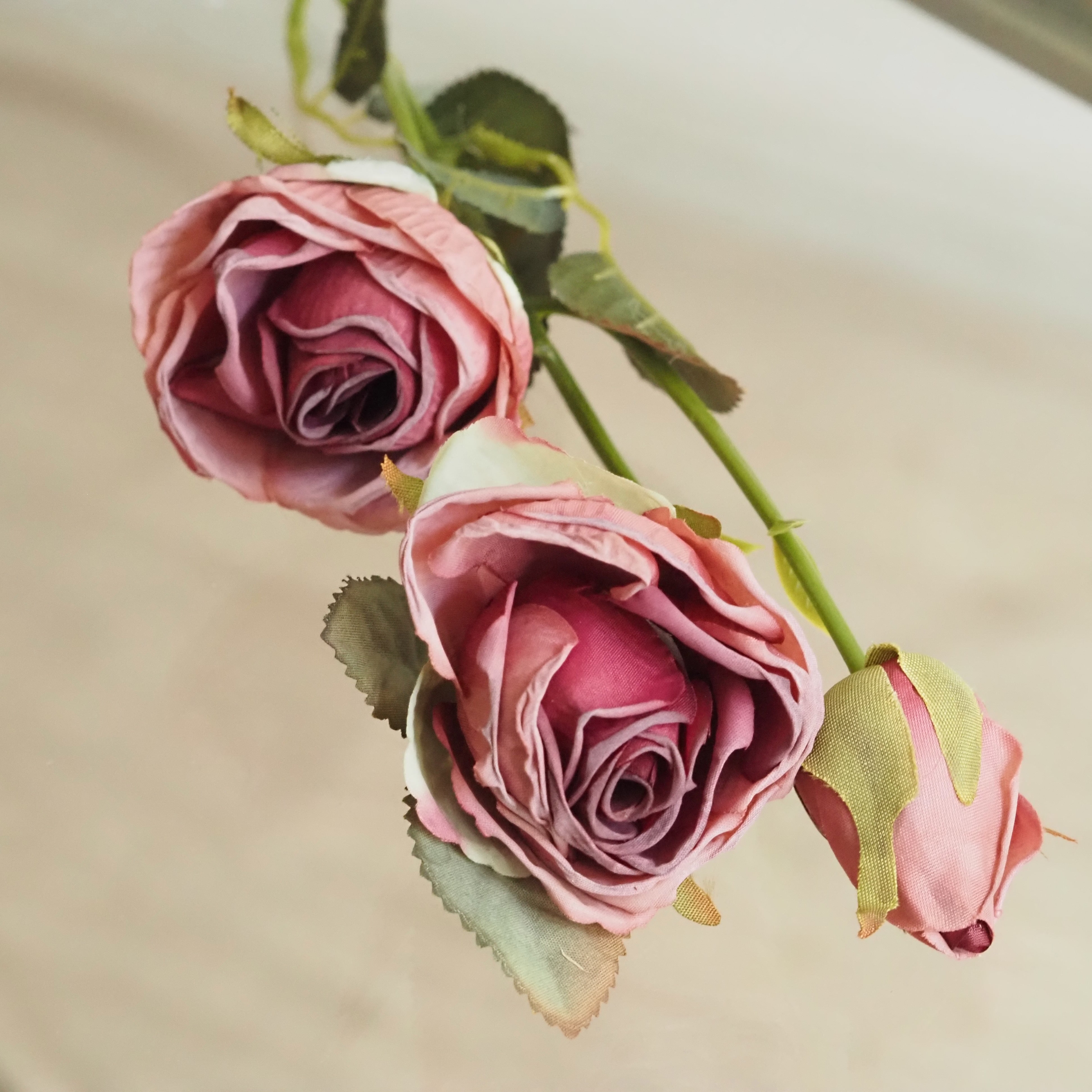 Deko-Zweig Rose [Rosa / Dunkelrosa] · Zweig mit Blüten und Knospen in Vintage-Anmutung, 41 cm