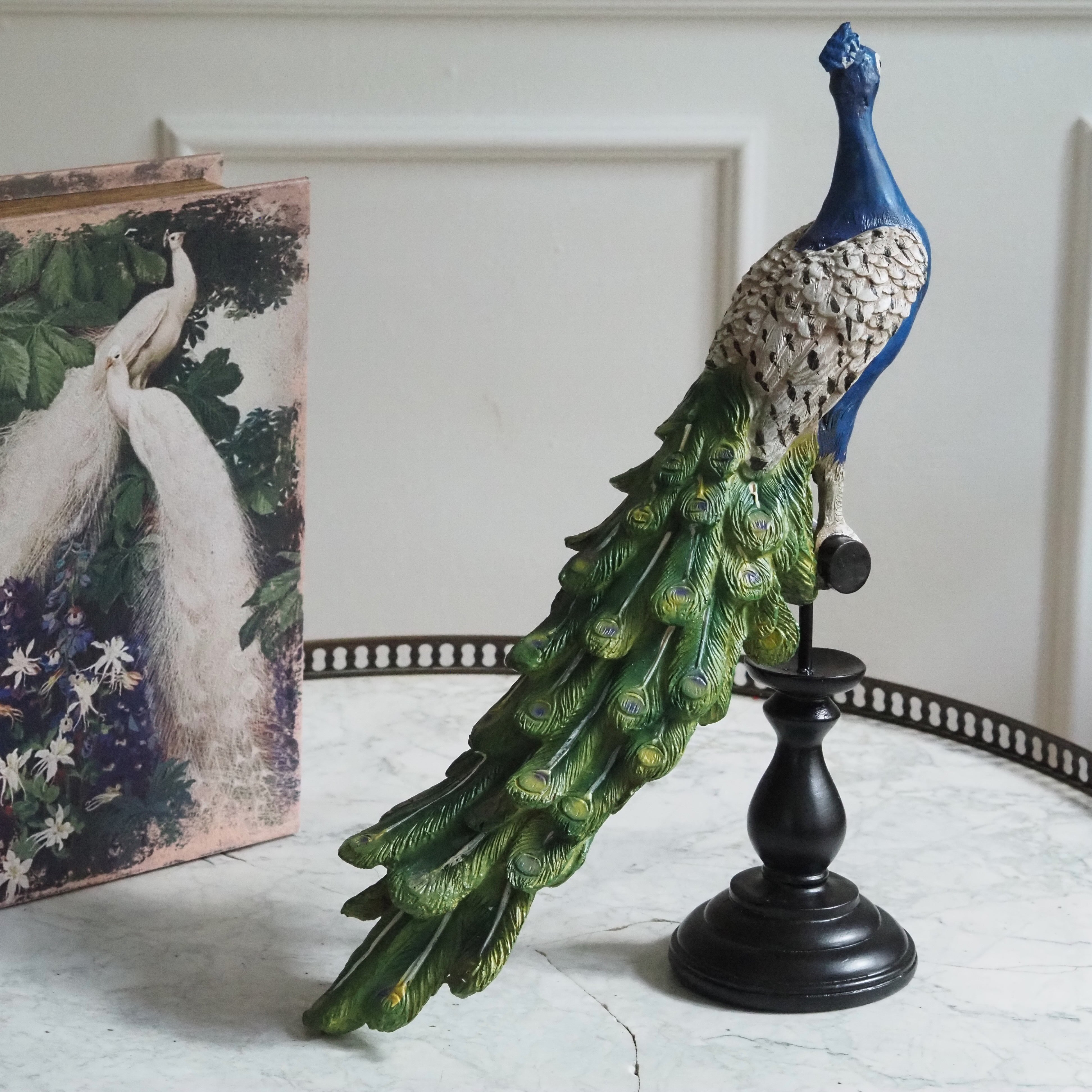 Pfau auf Sockel · Dekofigur im historistischen Stil