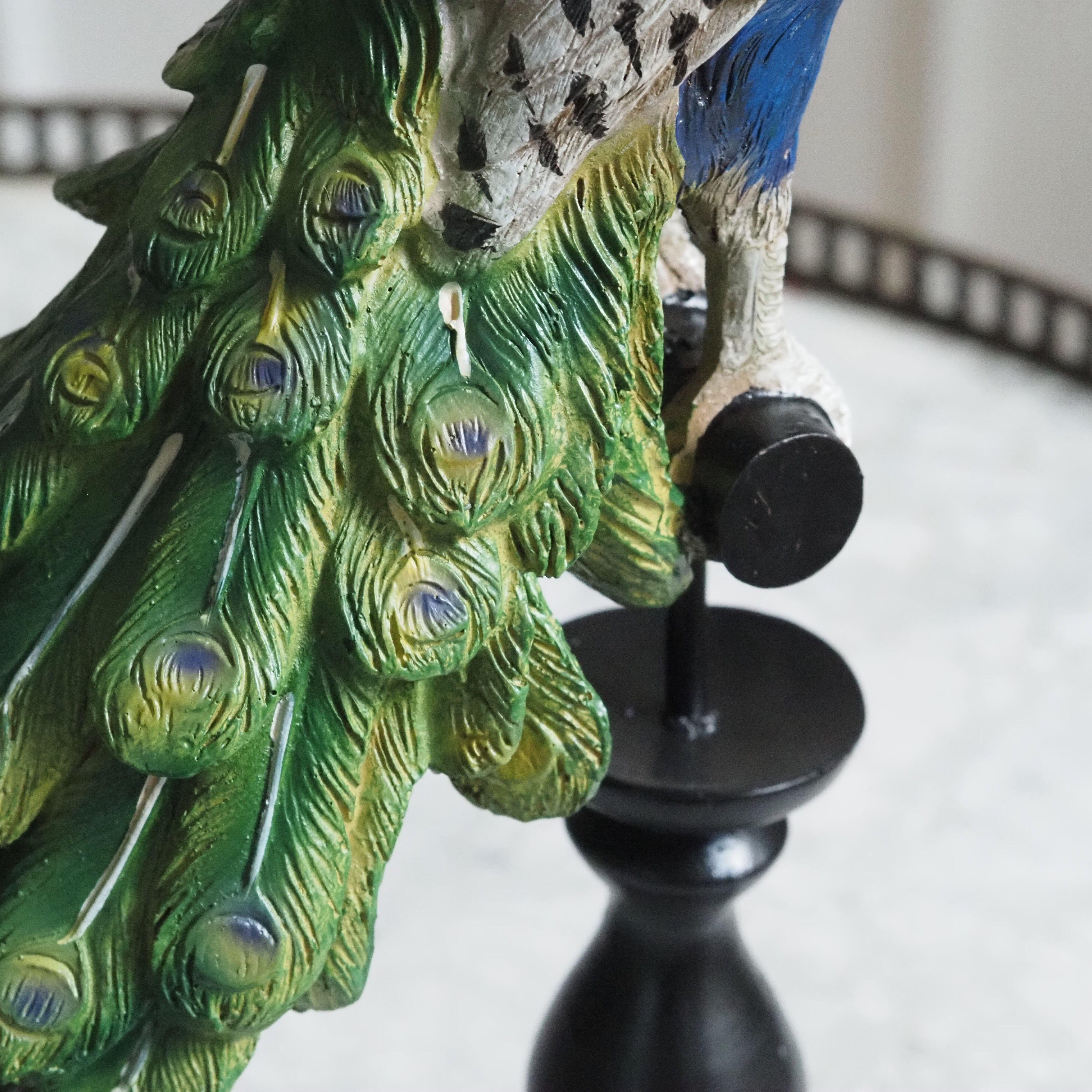 Pfau auf Sockel · Dekofigur im historistischen Stil
