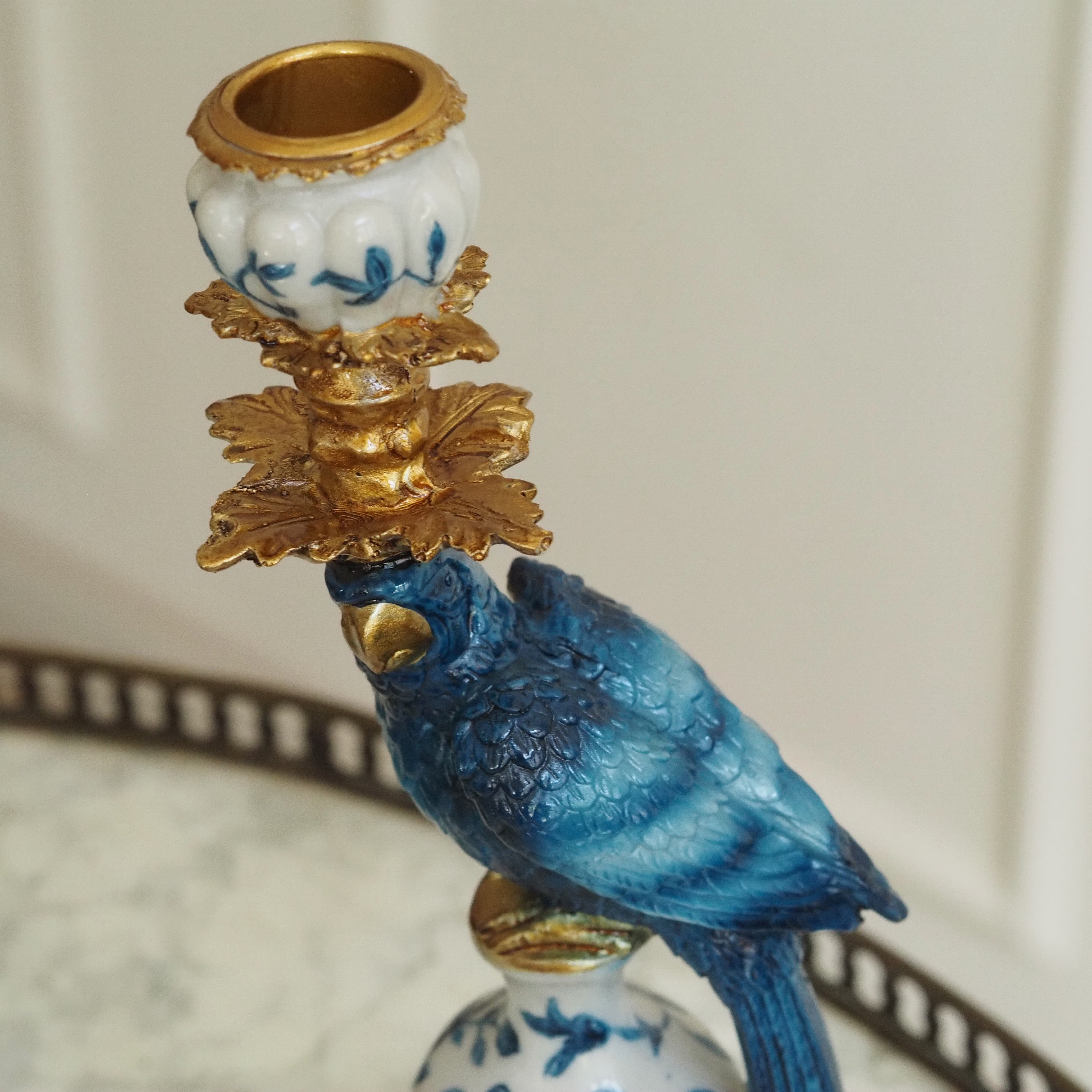 Kerzenhalter Papagei Blau-Weiß · Figürlicher Kerzenständer mit Porzellansockel