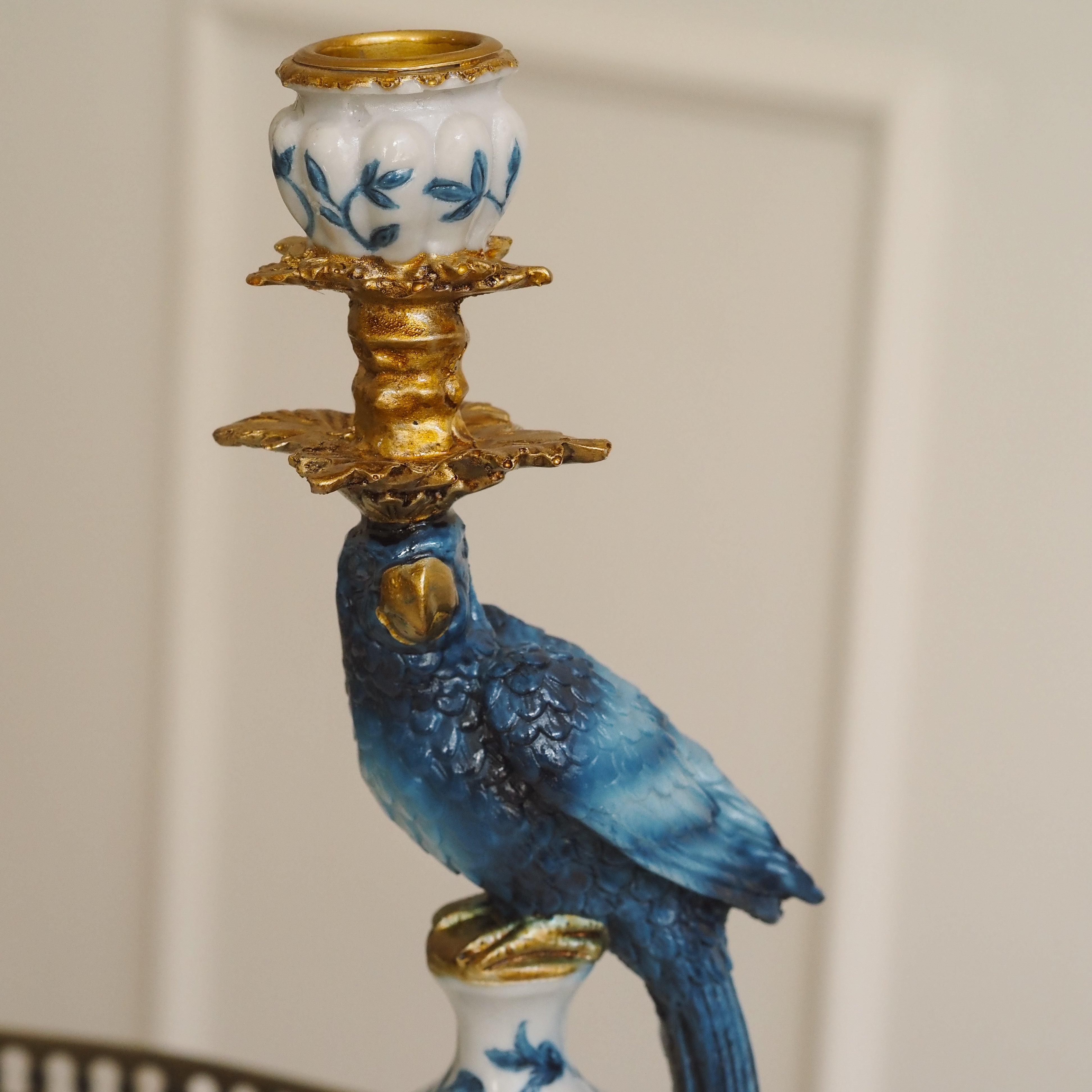 Kerzenhalter Papagei Blau-Weiß · Figürlicher Kerzenständer mit Porzellansockel