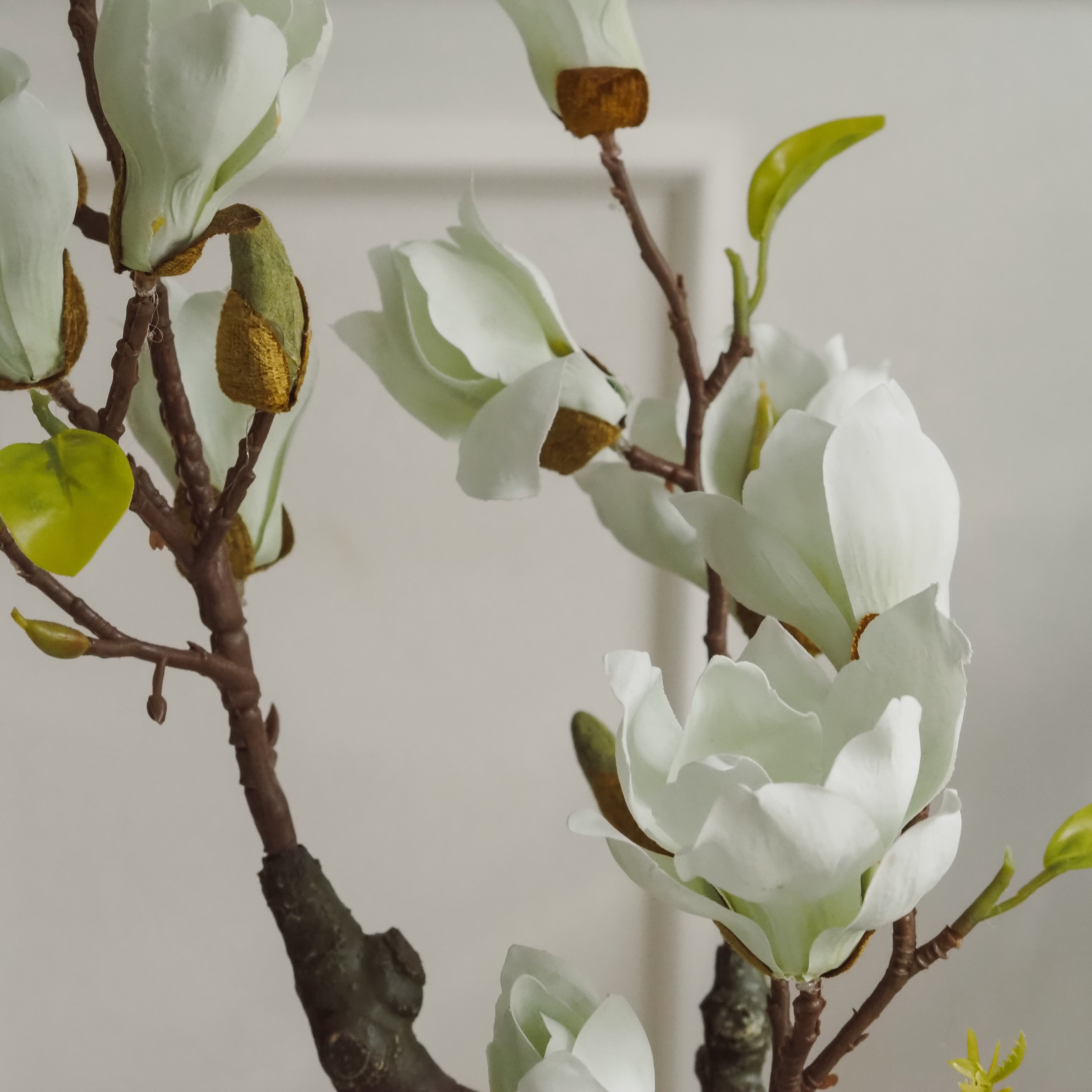 Magnolienzweig Weiß-Creme · Naturalistischer Blütenzweig mit Knospen