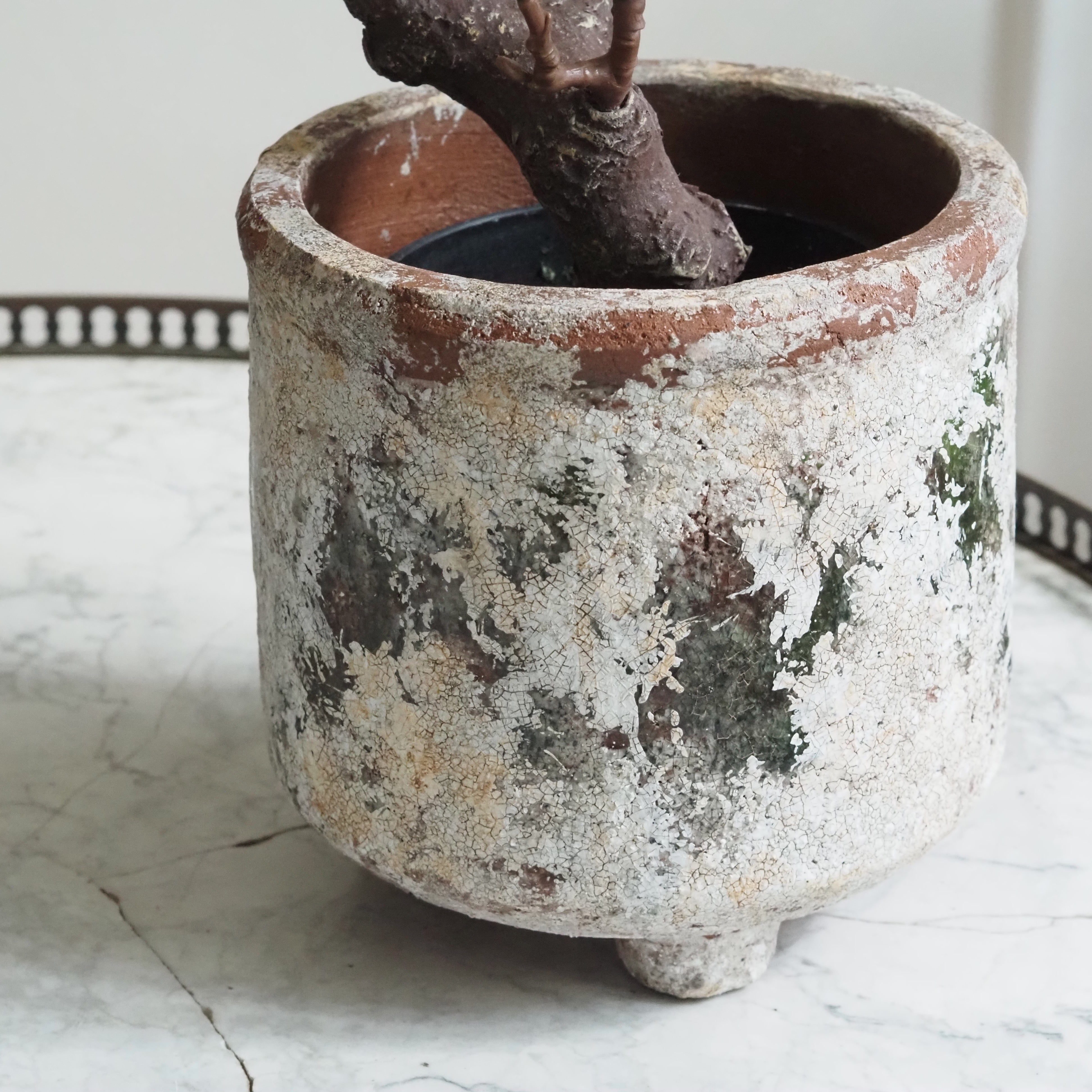 Blumentopf Terrakotta · Krakelierte Antik-Patina auf drei Füßen
