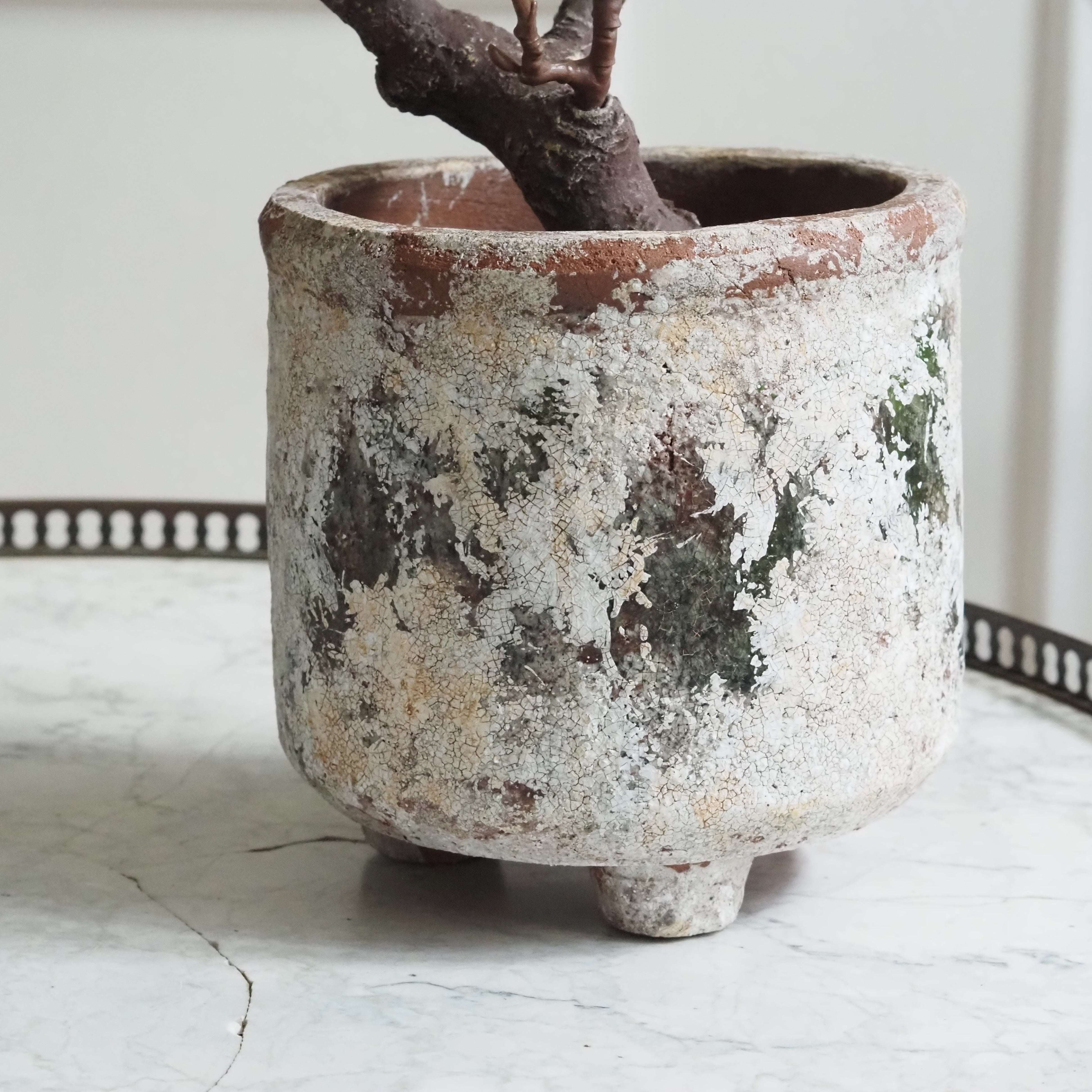 Blumentopf Terrakotta · Krakelierte Antik-Patina auf drei Füßen
