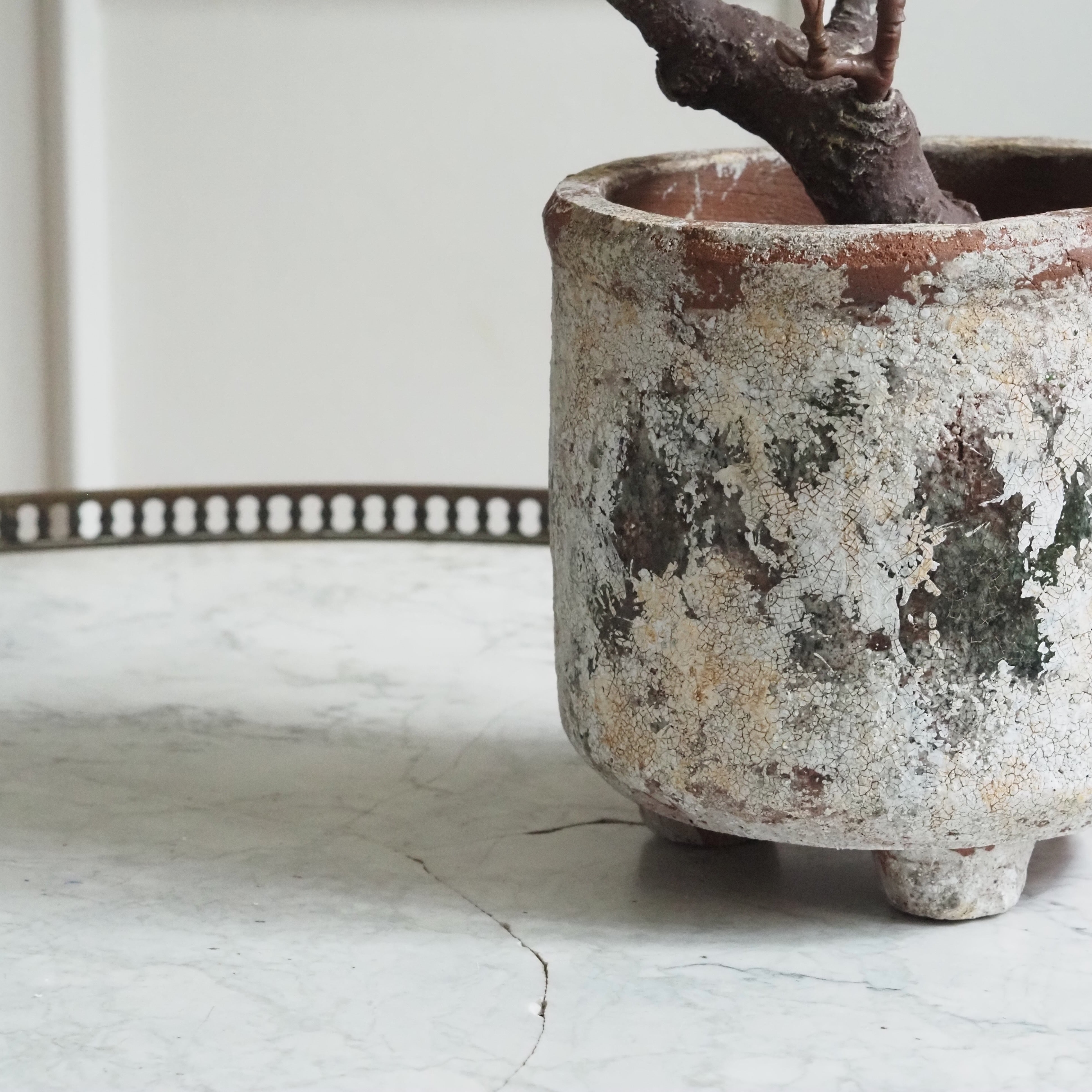 Blumentopf Terrakotta · Krakelierte Antik-Patina auf drei Füßen
