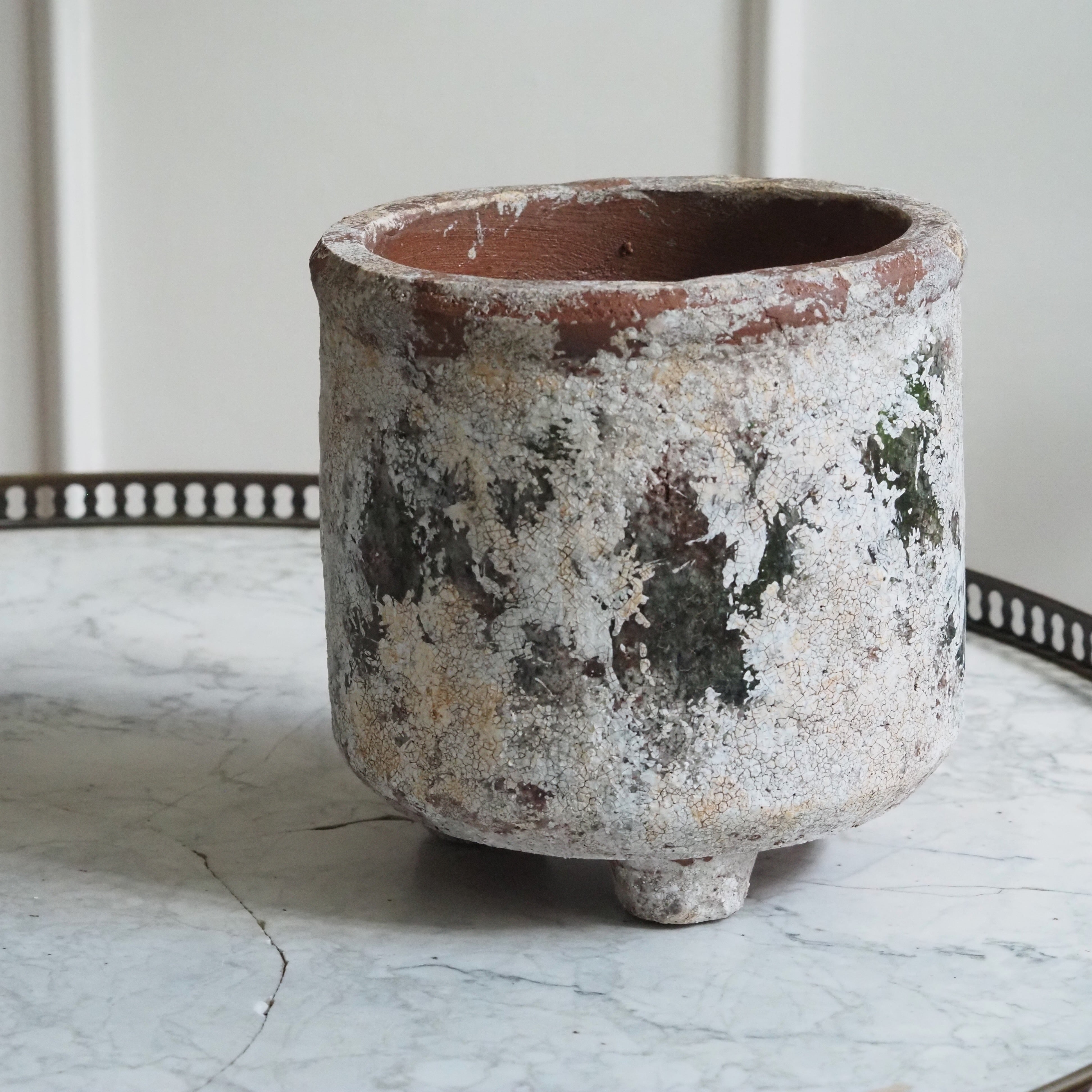 Blumentopf Terrakotta · Krakelierte Antik-Patina auf drei Füßen