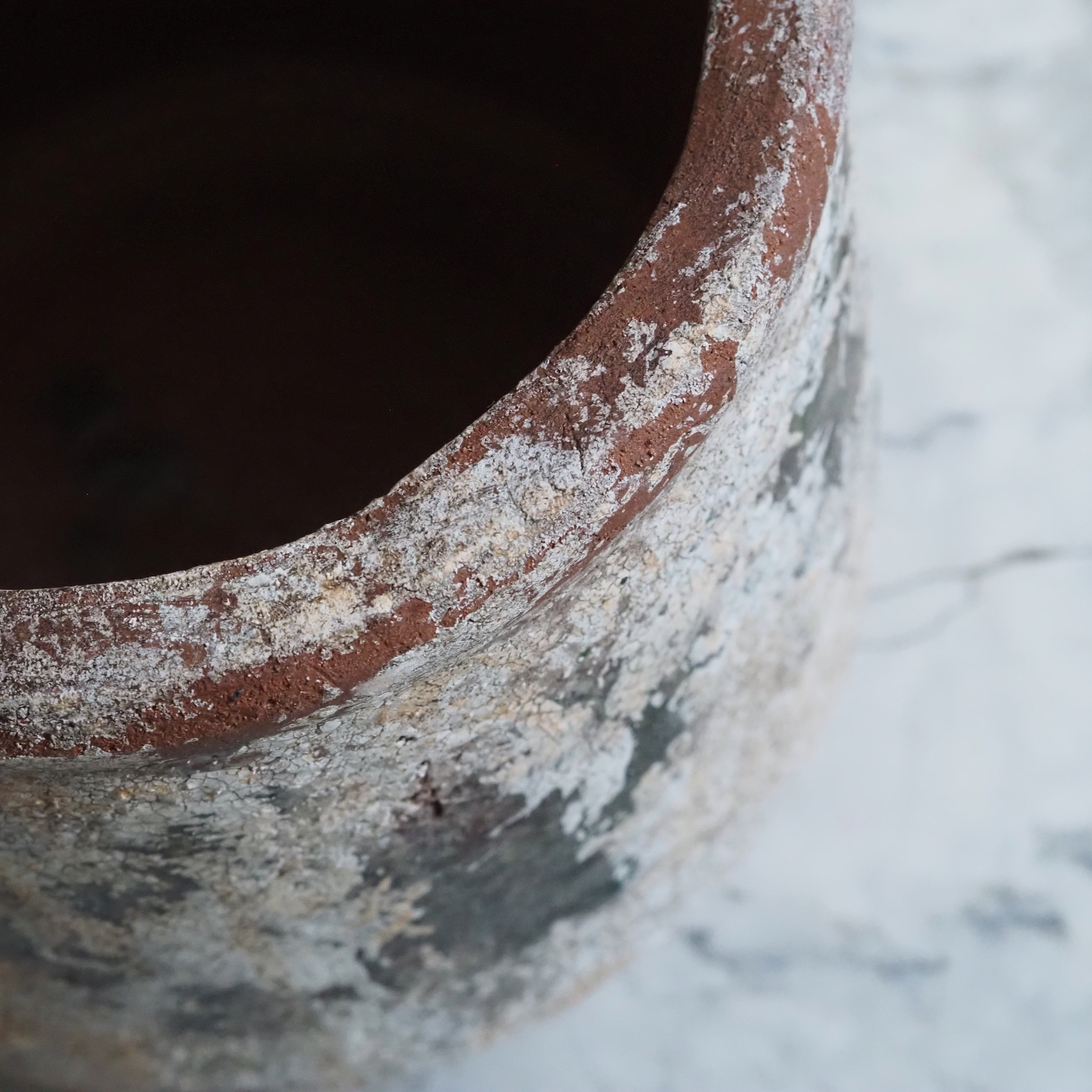 Blumentopf Terrakotta · Krakelierte Antik-Patina auf drei Füßen