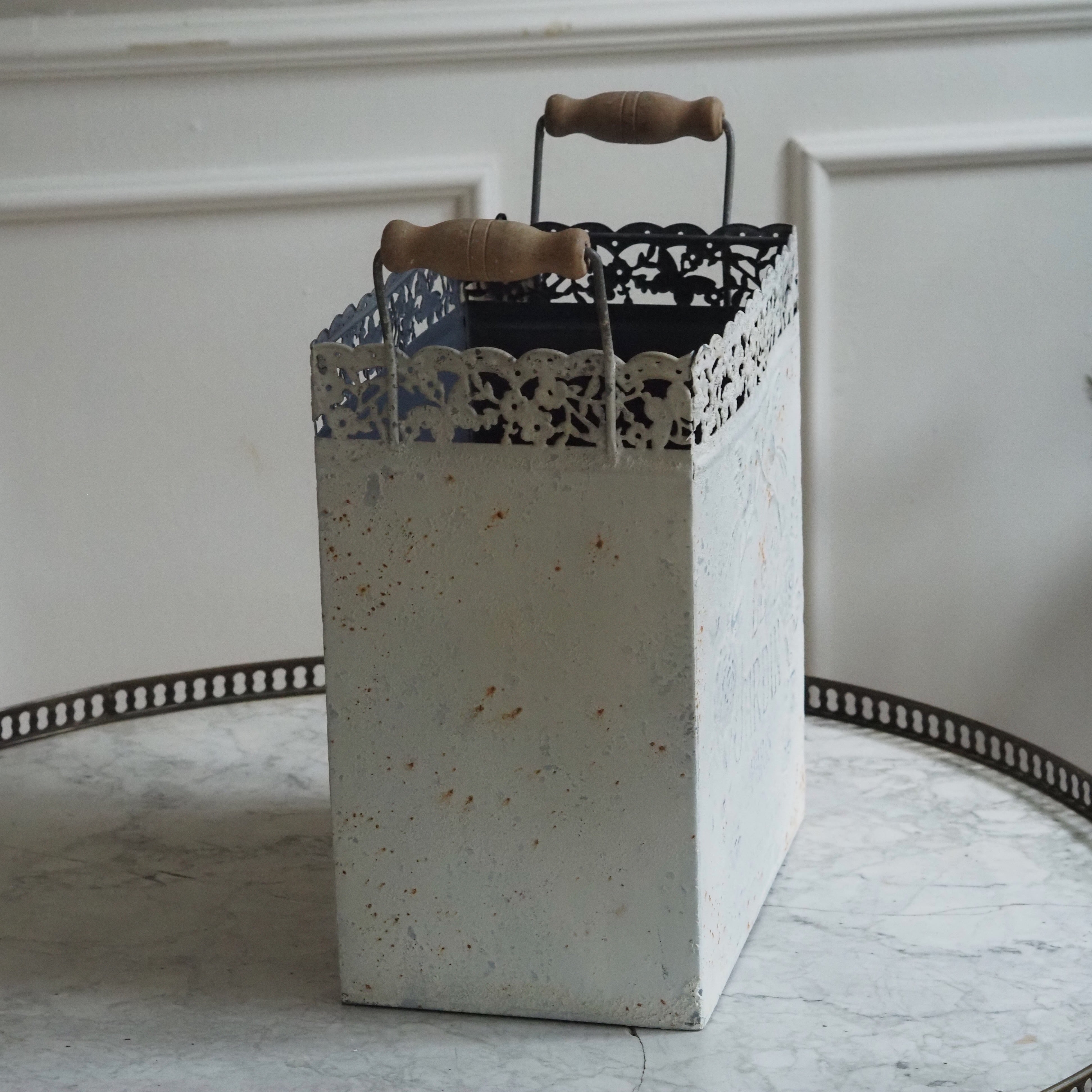 Metallgefäß Le Jardin Paris · Weißes Pflanzgefäß mit Spitzenrand und Holzgriffen