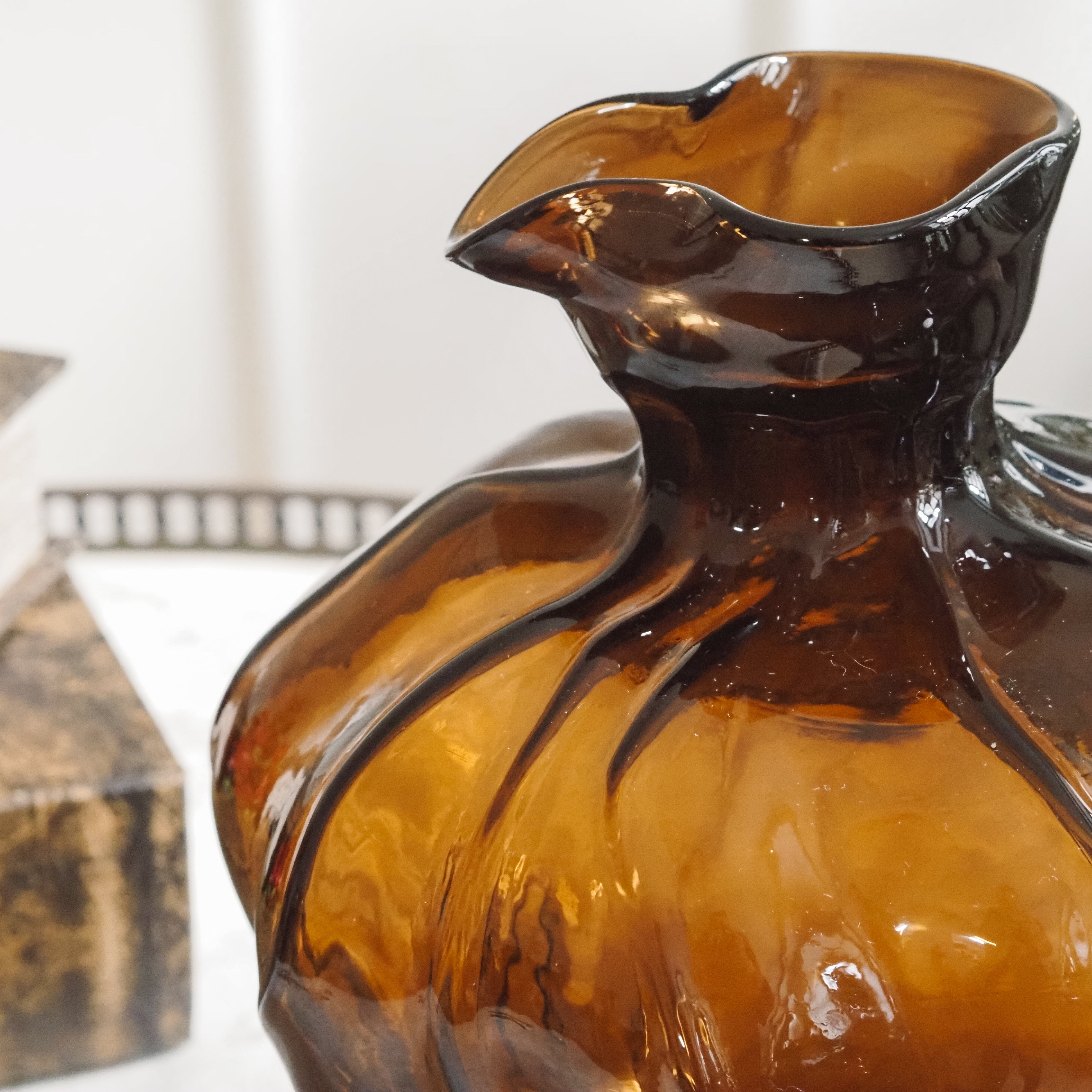 Vase Liv S · Organisch geformtes Glas in Bernstein-Rauch-Optik