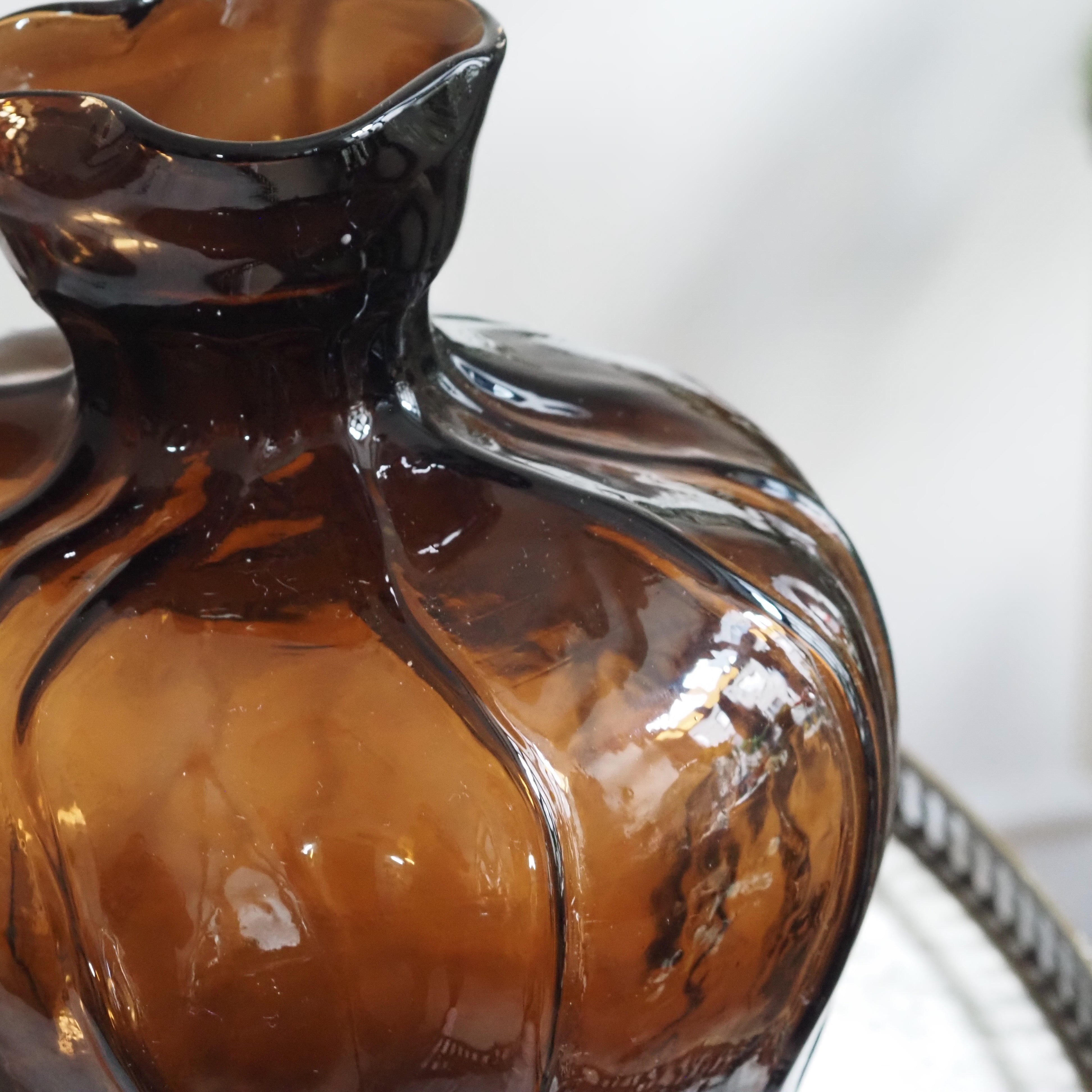 Vase Liv S · Organisch geformtes Glas in Bernstein-Rauch-Optik