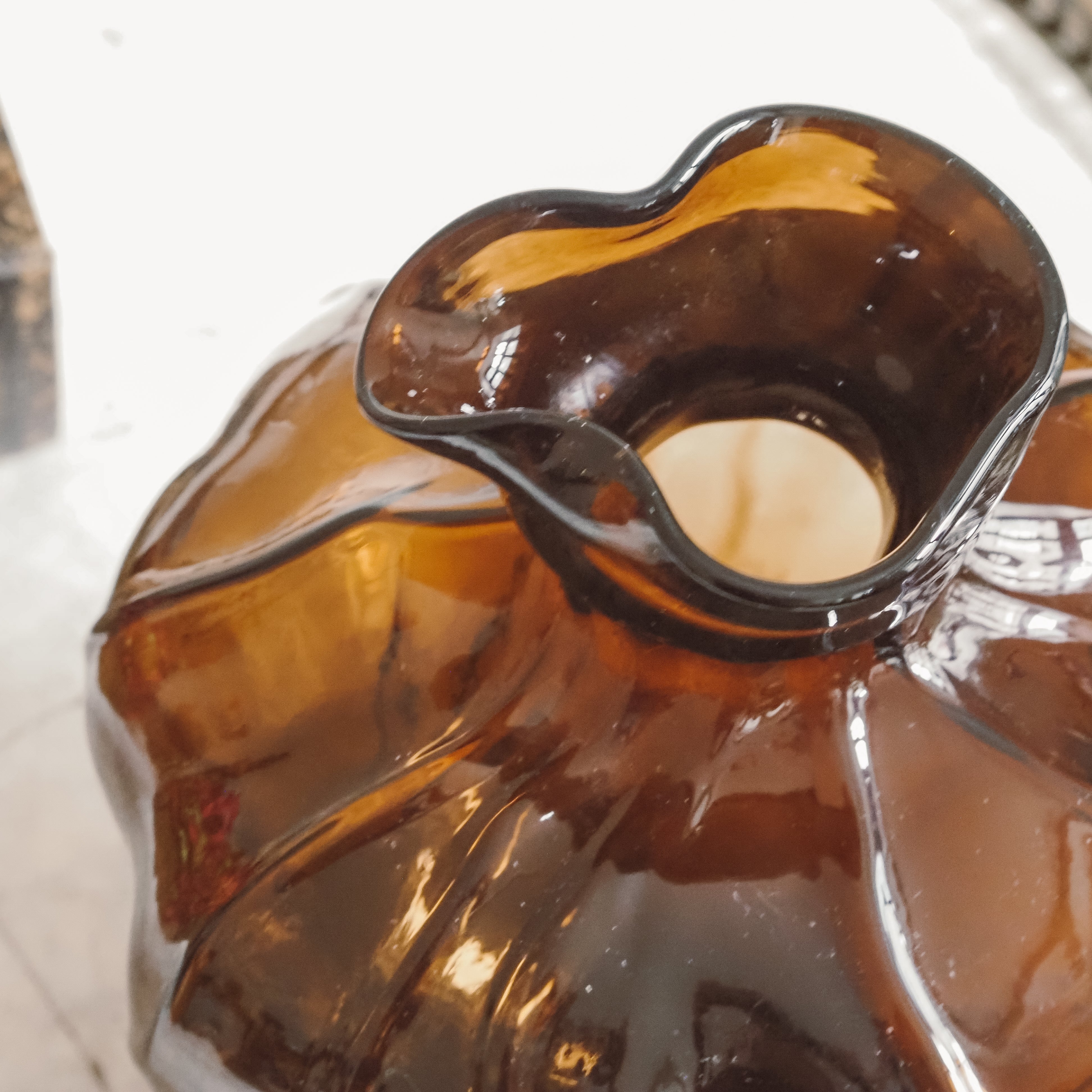 Vase Liv S · Organisch geformtes Glas in Bernstein-Rauch-Optik