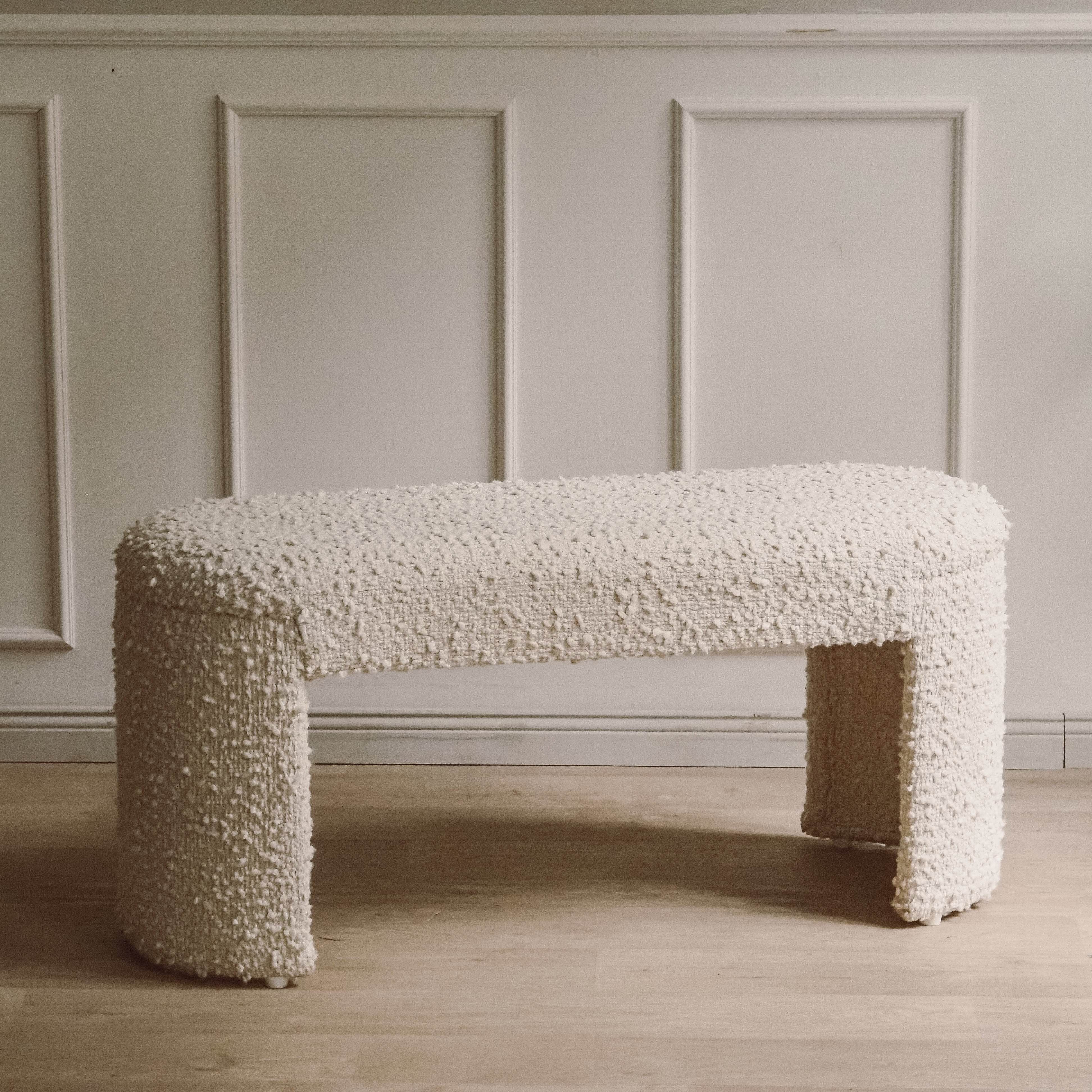 Bank · Bouclé / gepolsterte Sitzbank in reduzierter Form