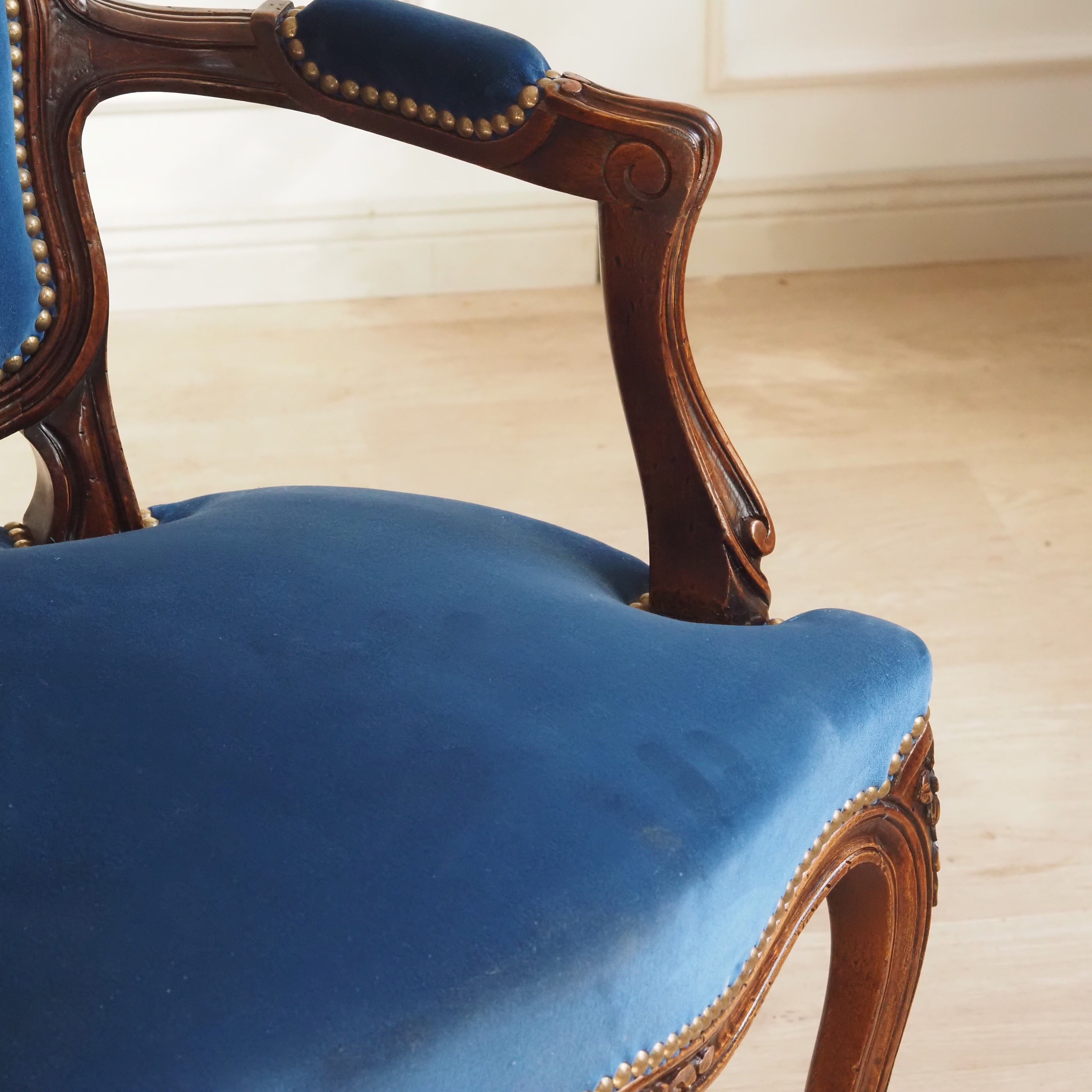 Louis XV Cabriolet Sessel – Fauteuil mit Blütenschnitzerei