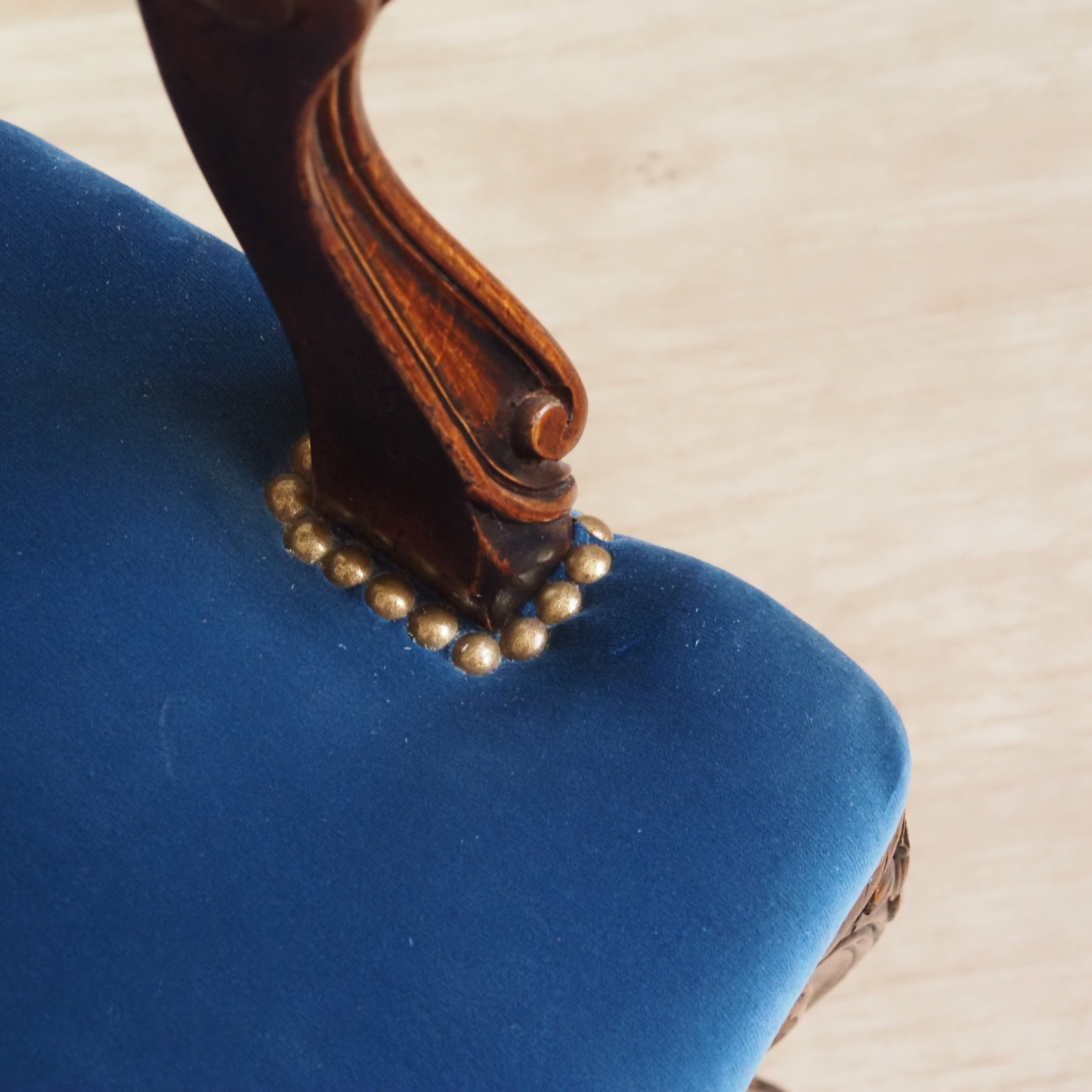 Louis XV Cabriolet Sessel – Fauteuil mit Blütenschnitzerei