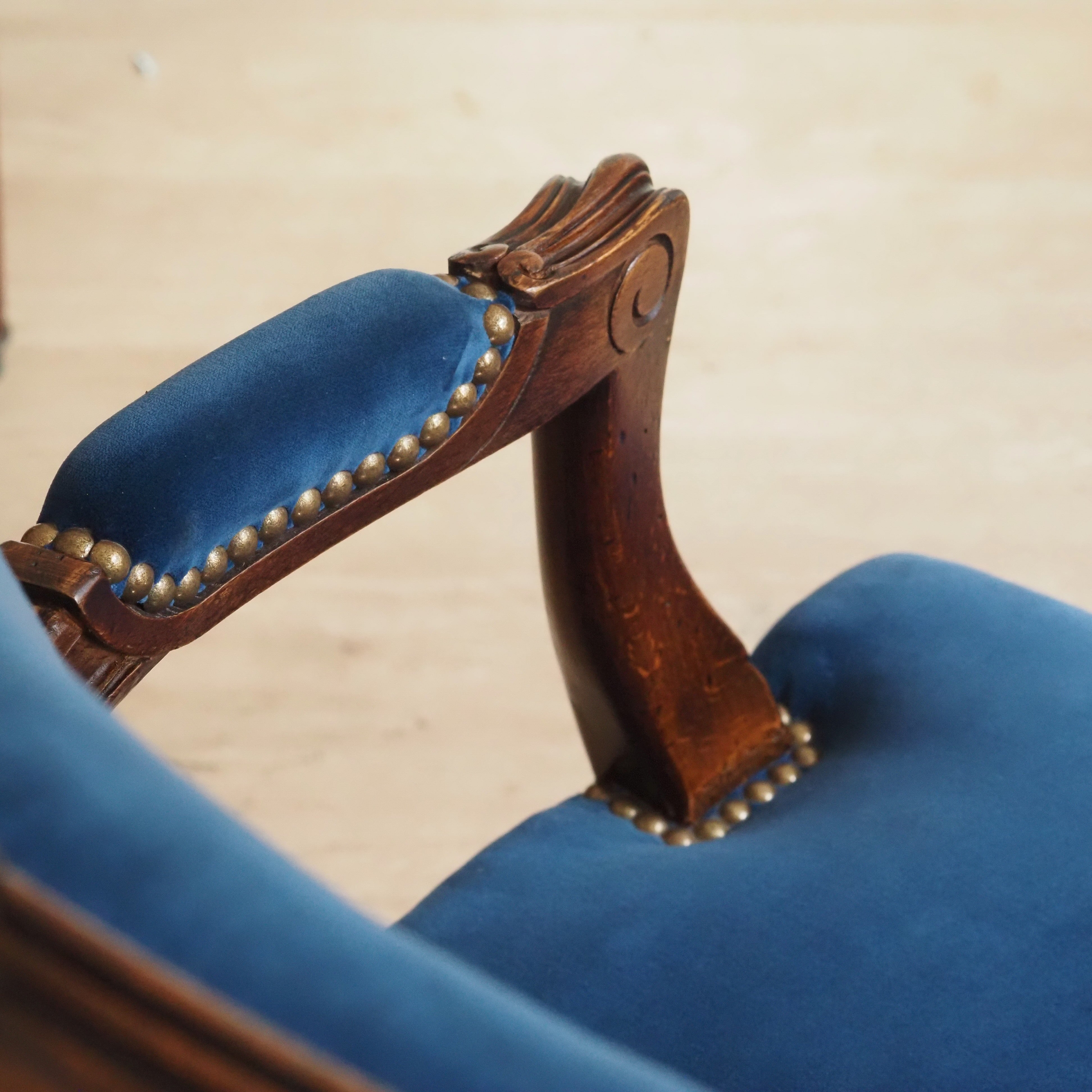Louis XV Cabriolet Sessel – Fauteuil mit Blütenschnitzerei