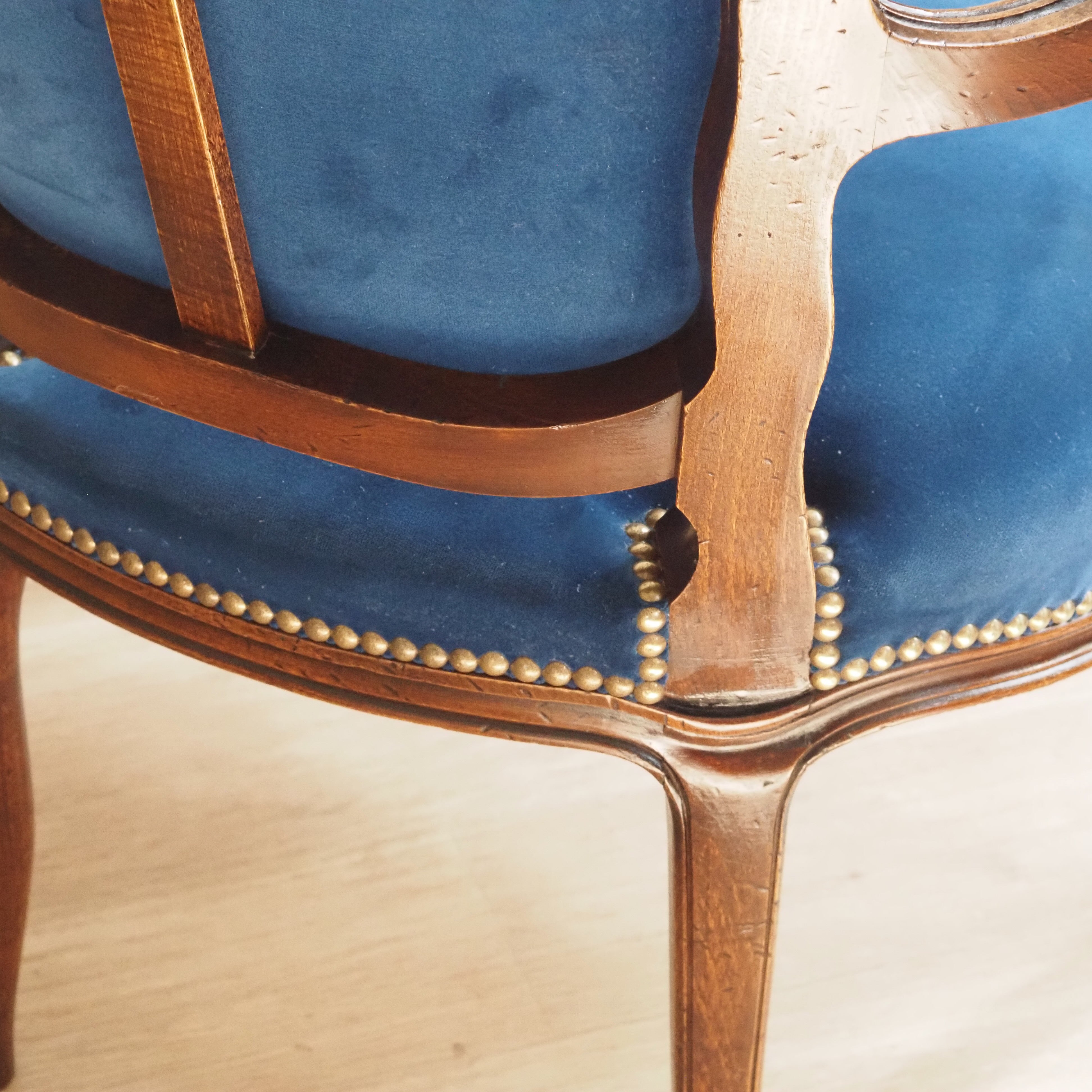 Louis XV Cabriolet Sessel – Fauteuil mit Blütenschnitzerei