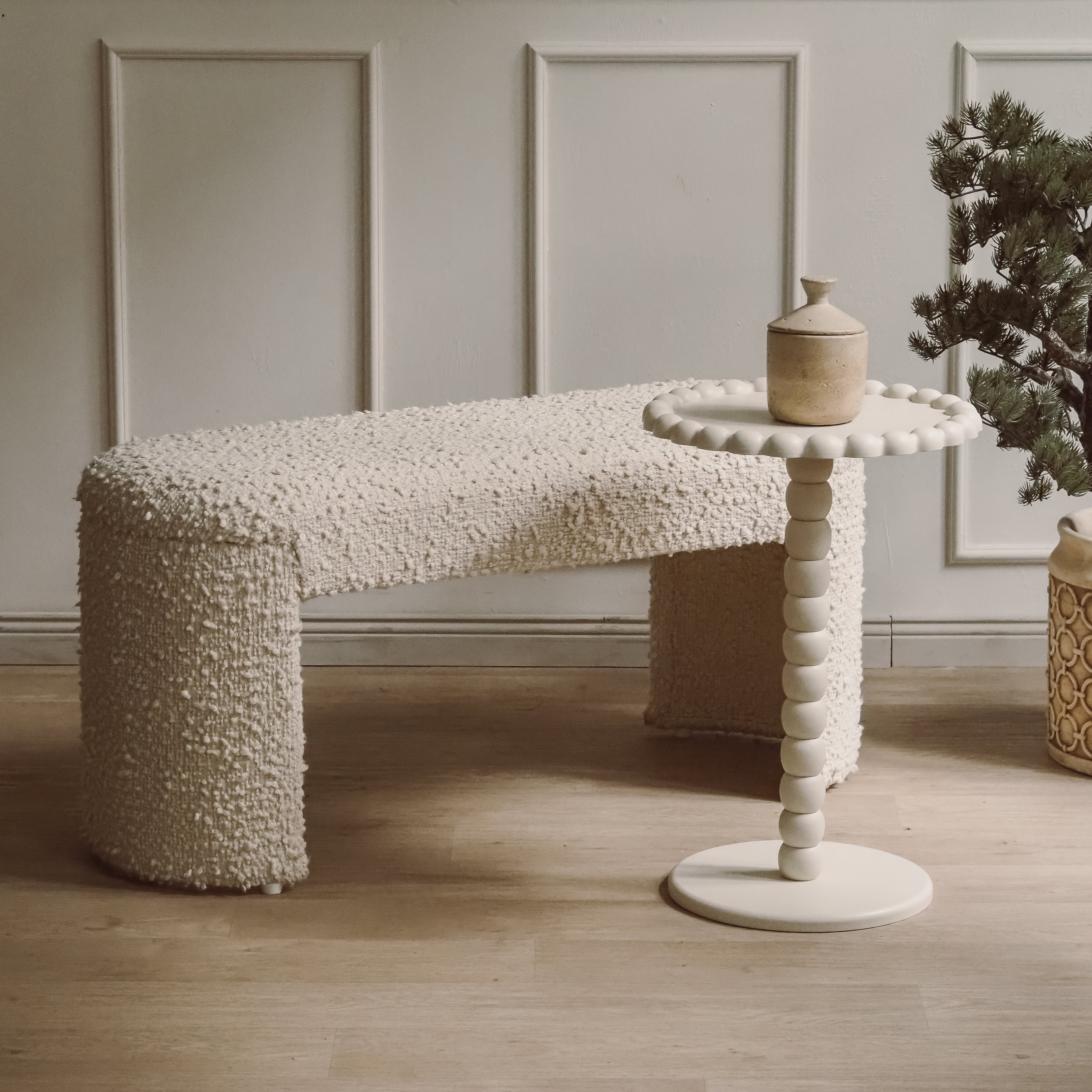 Bank · Bouclé / gepolsterte Sitzbank in reduzierter Form