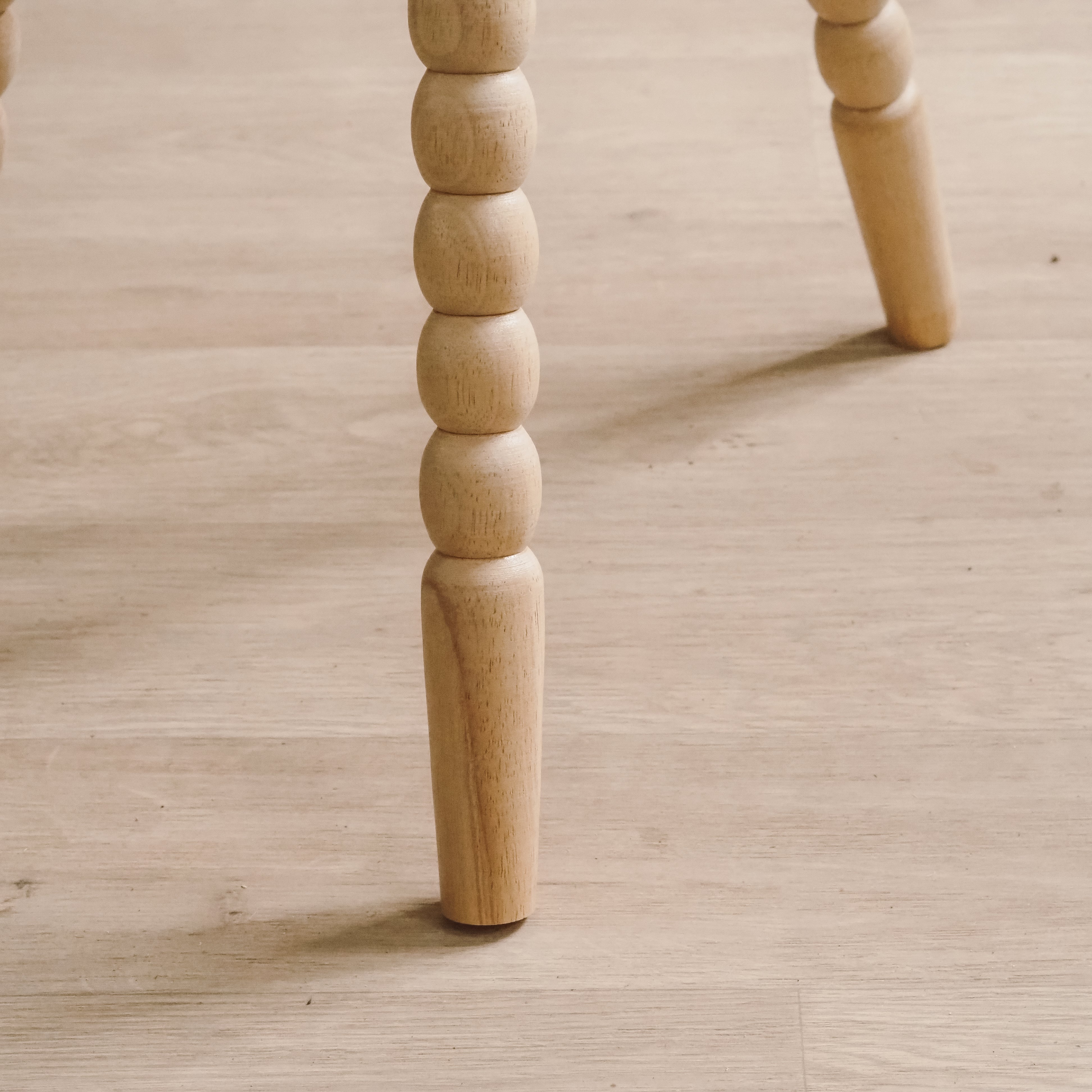 Beistelltisch · gedrechselte Beine / kompakte Form