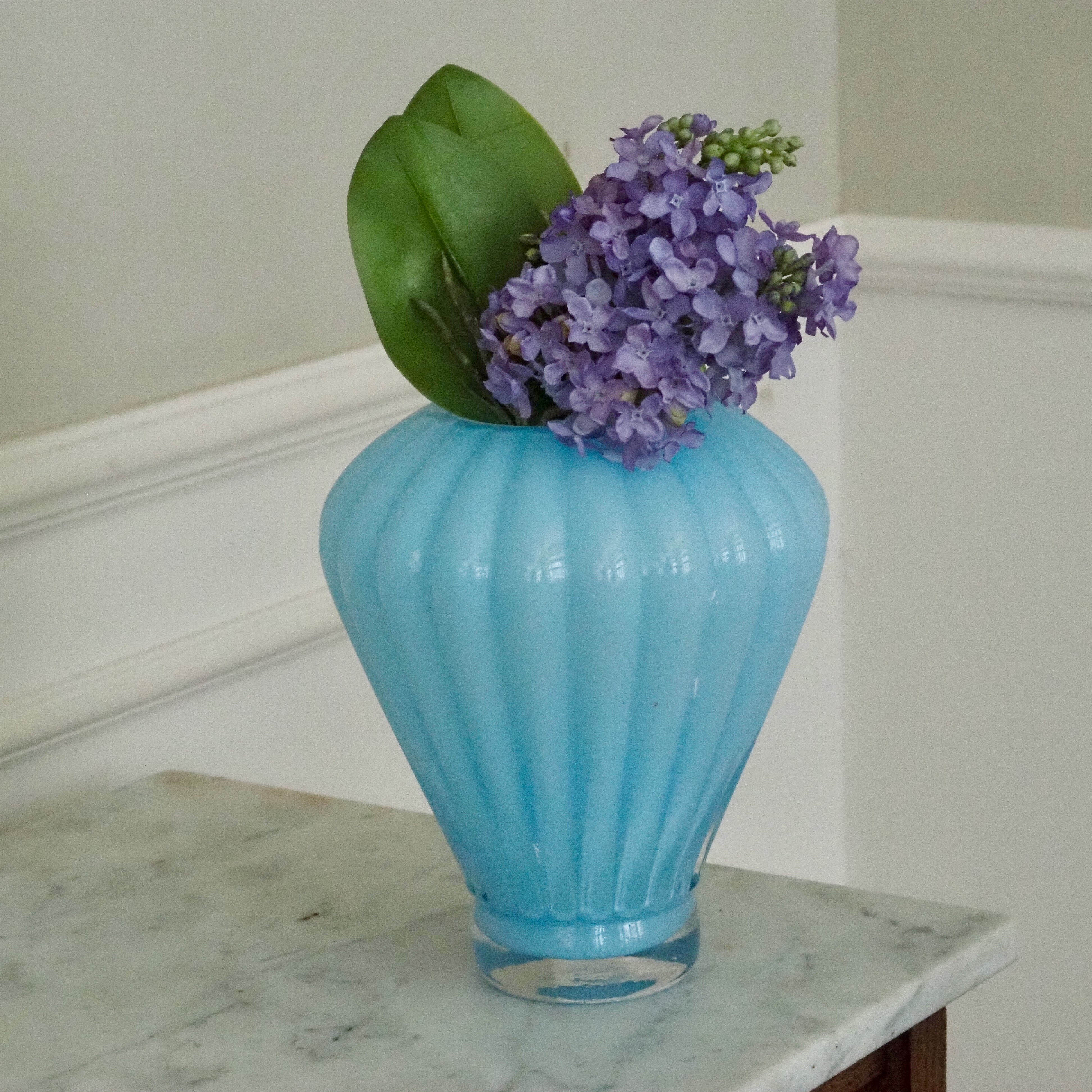 Vase Blau · Geripptes Opalglas in Melonenform