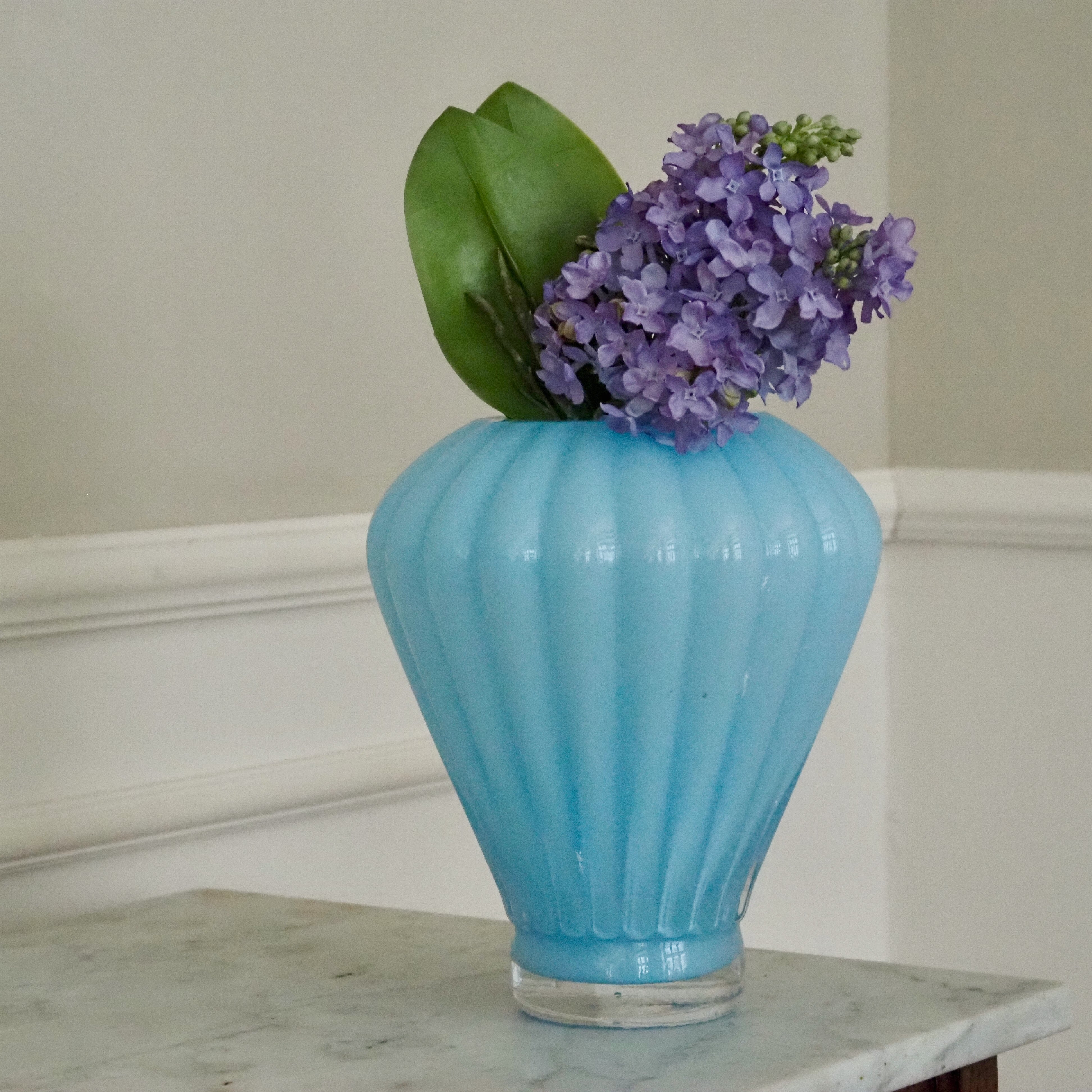 Vase Blau · Geripptes Opalglas in Melonenform